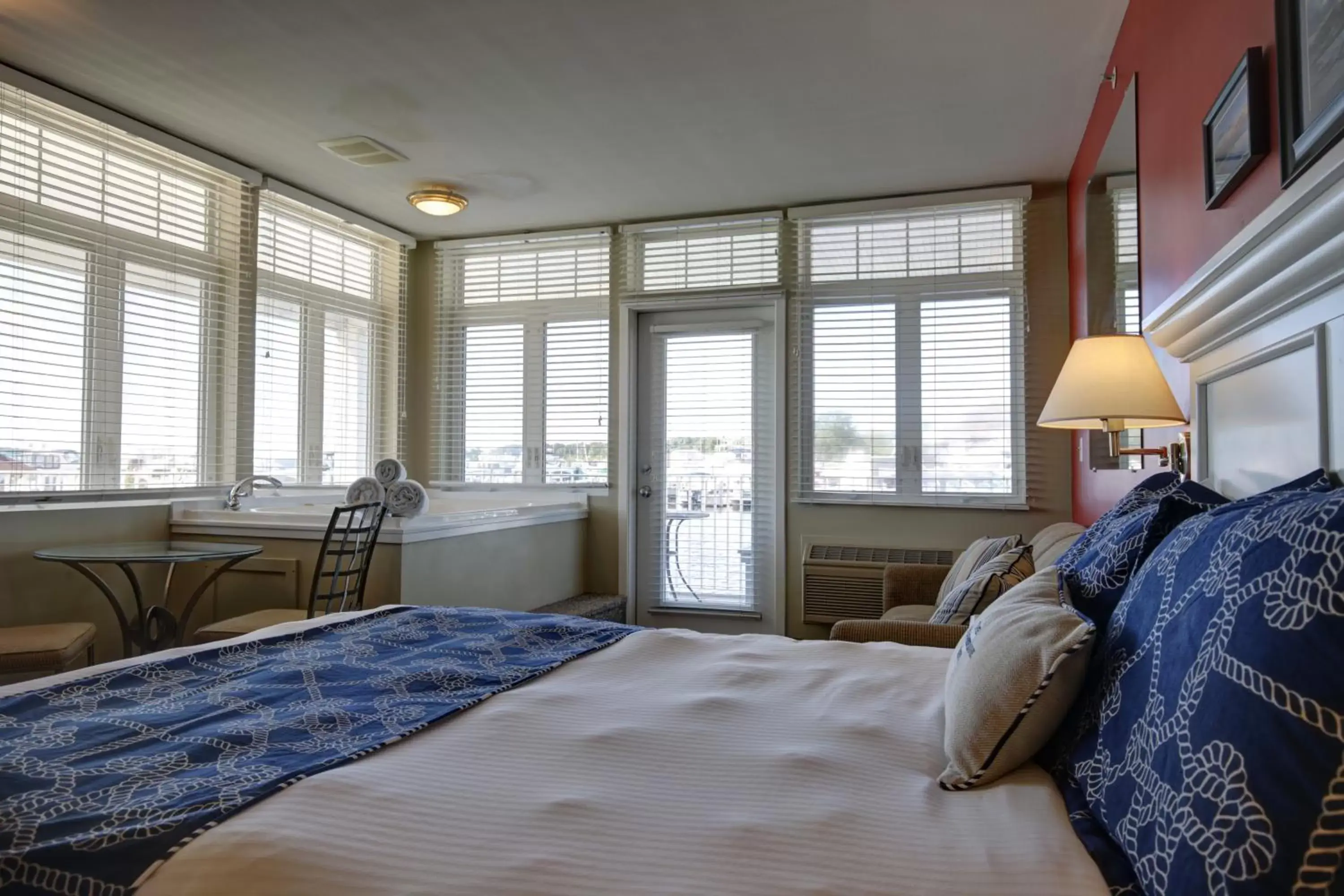 Hot Tub, Bed in Weathervane Inn