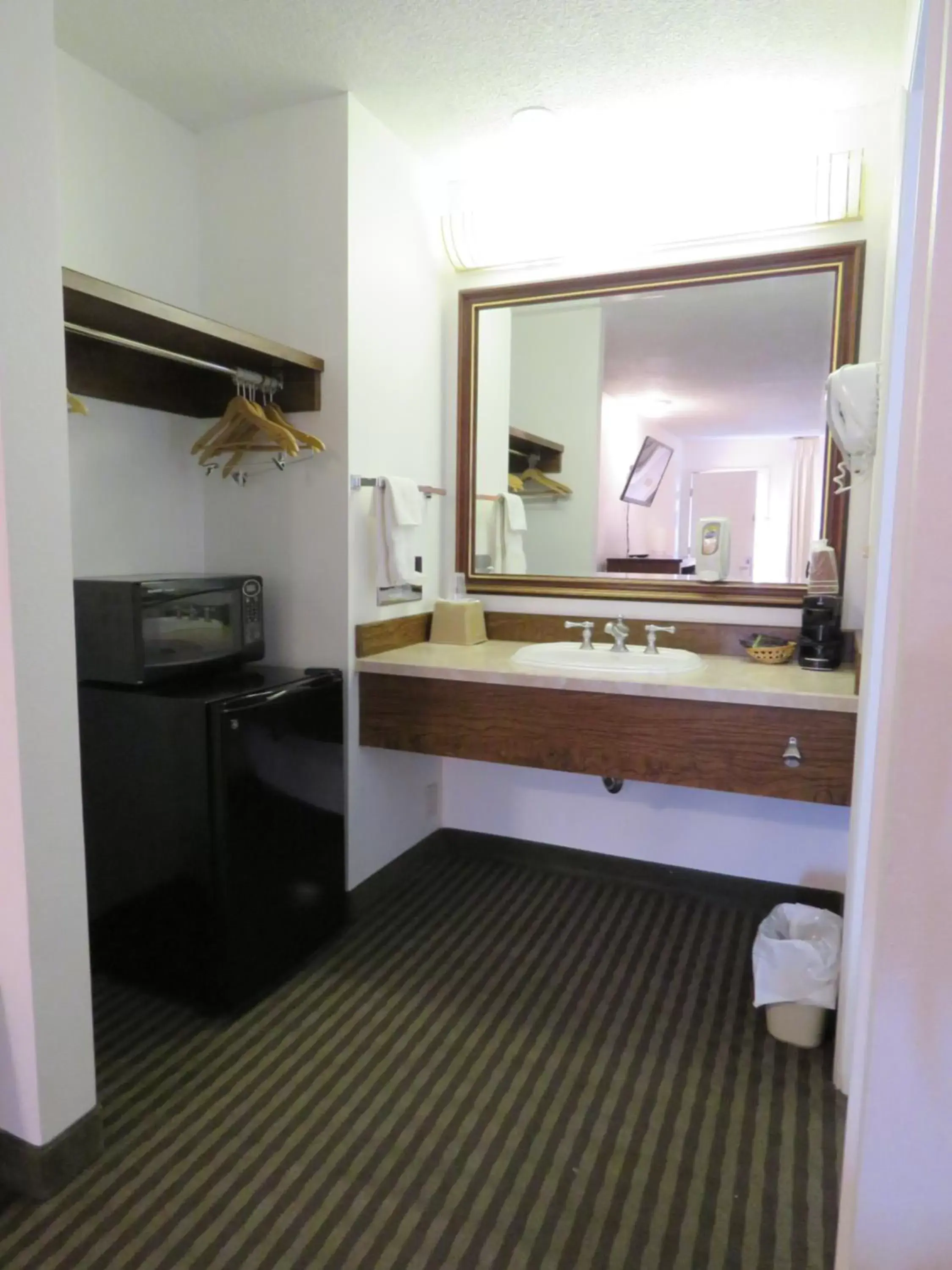 Bathroom, Kitchen/Kitchenette in Thunderbird Motel