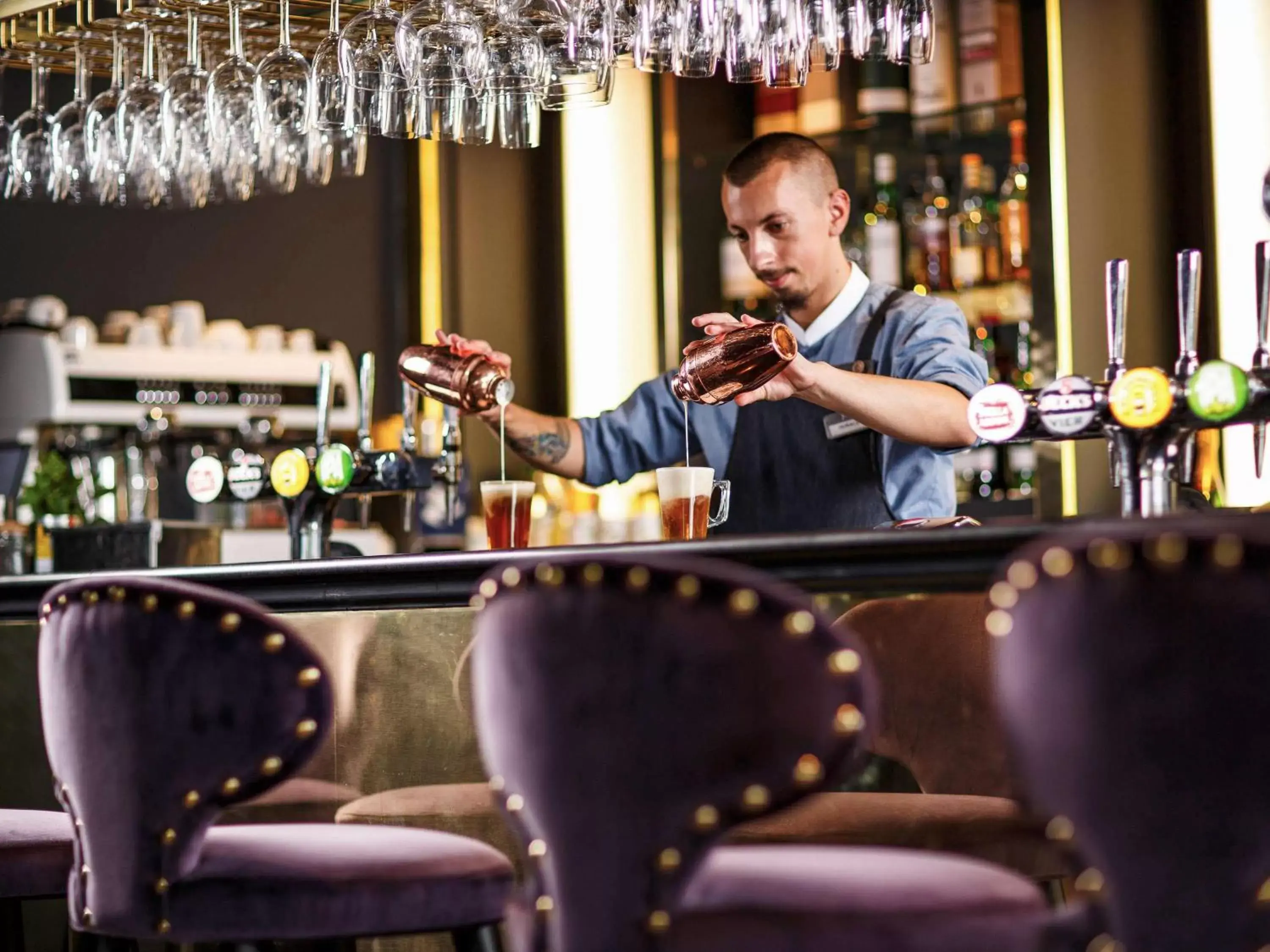 Lounge or bar in Mercure Edinburgh City - Princes Street Hotel