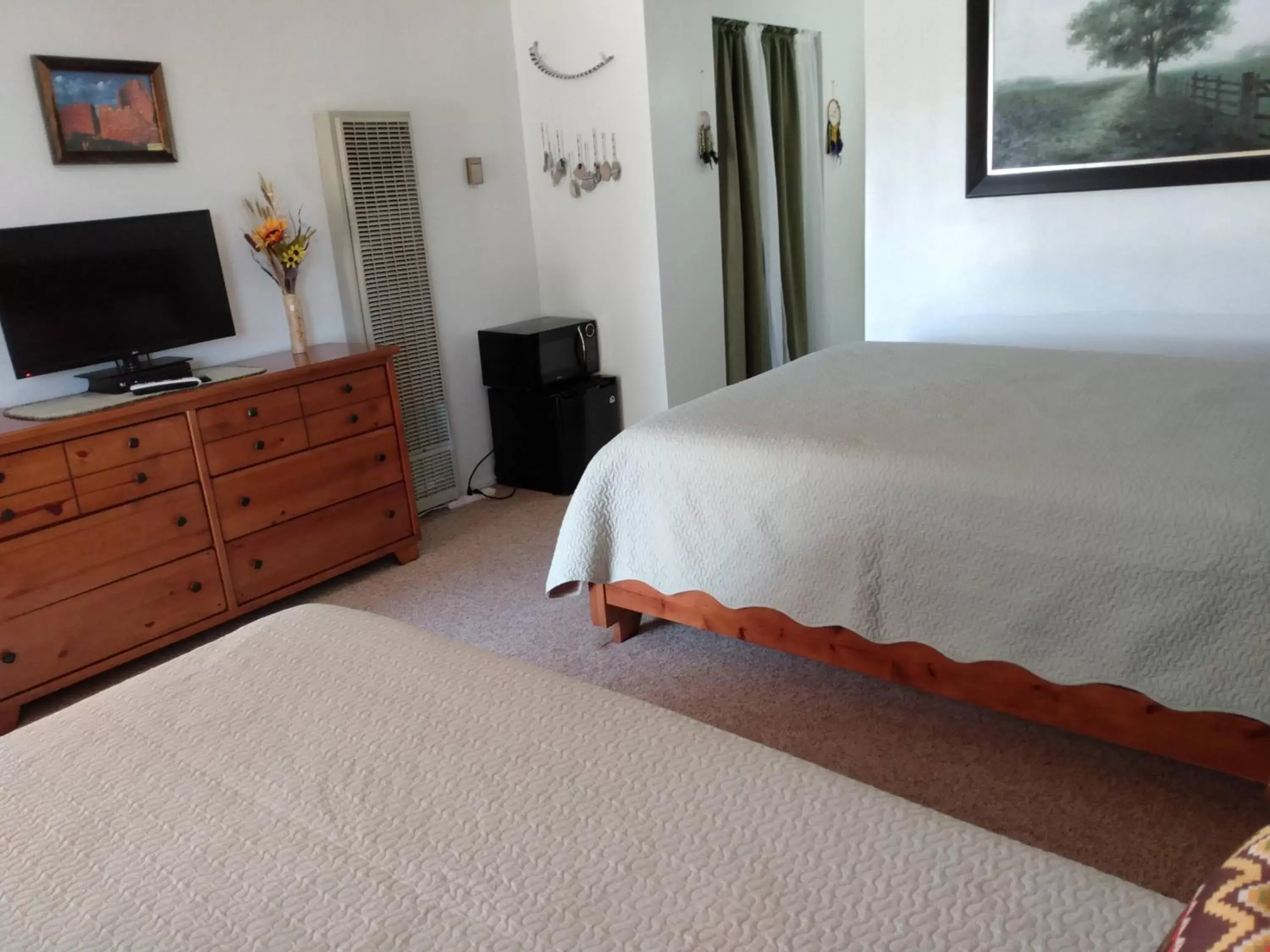 Photo of the whole room, Bed in Mokee Motel