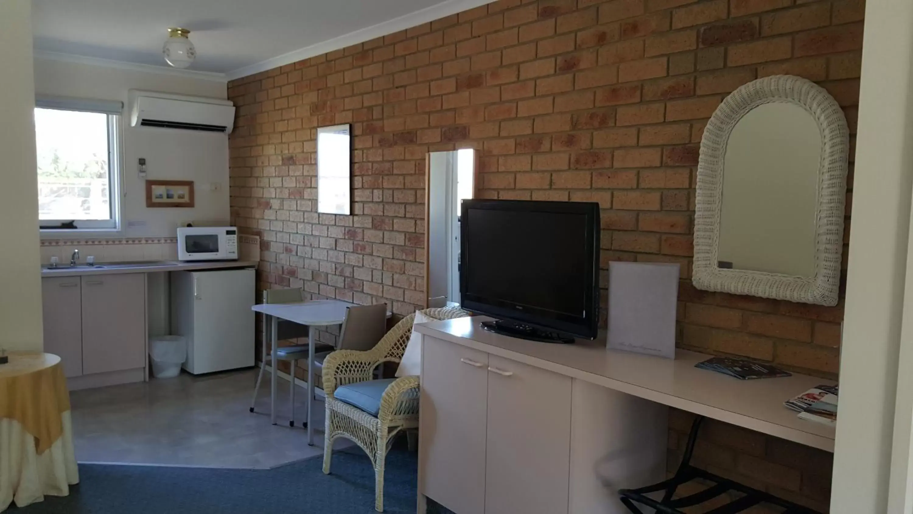 TV and multimedia, TV/Entertainment Center in The Balnarring Motel