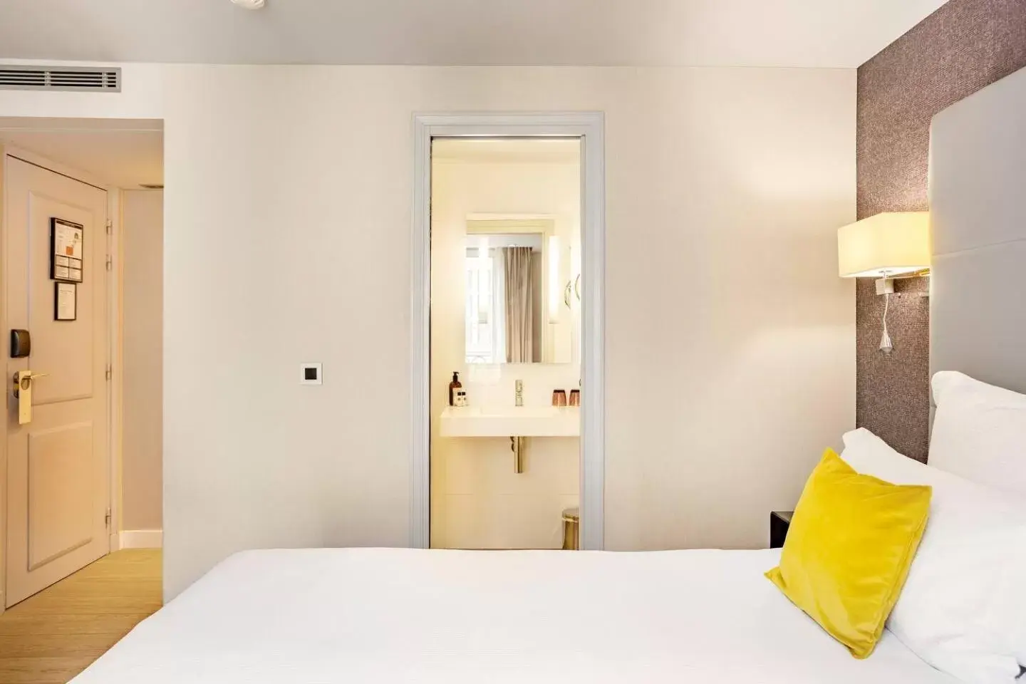 Bathroom, Bed in Hotel Opéra Marigny