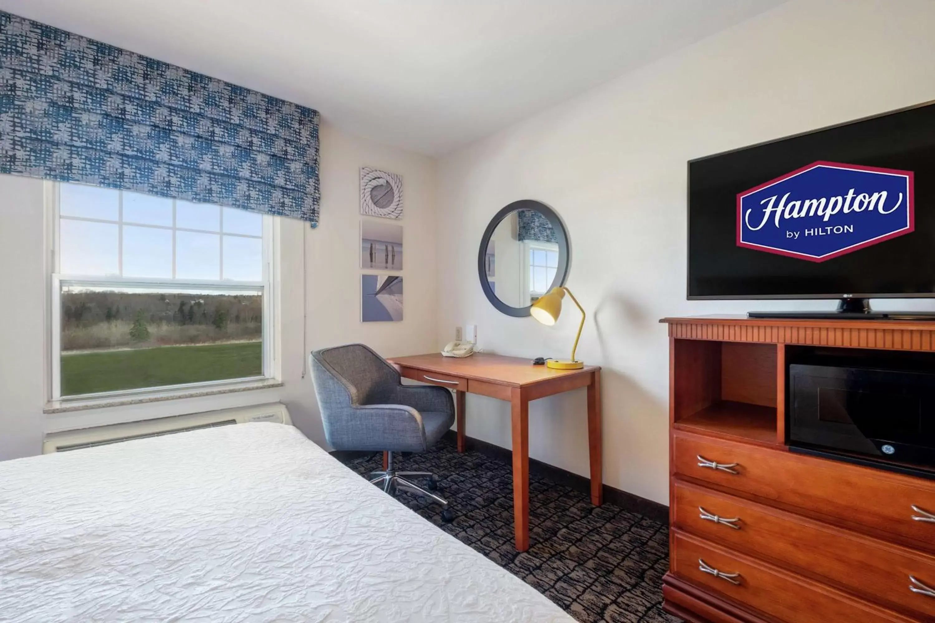 Bedroom, TV/Entertainment Center in Hampton Inn & Suites Rockland