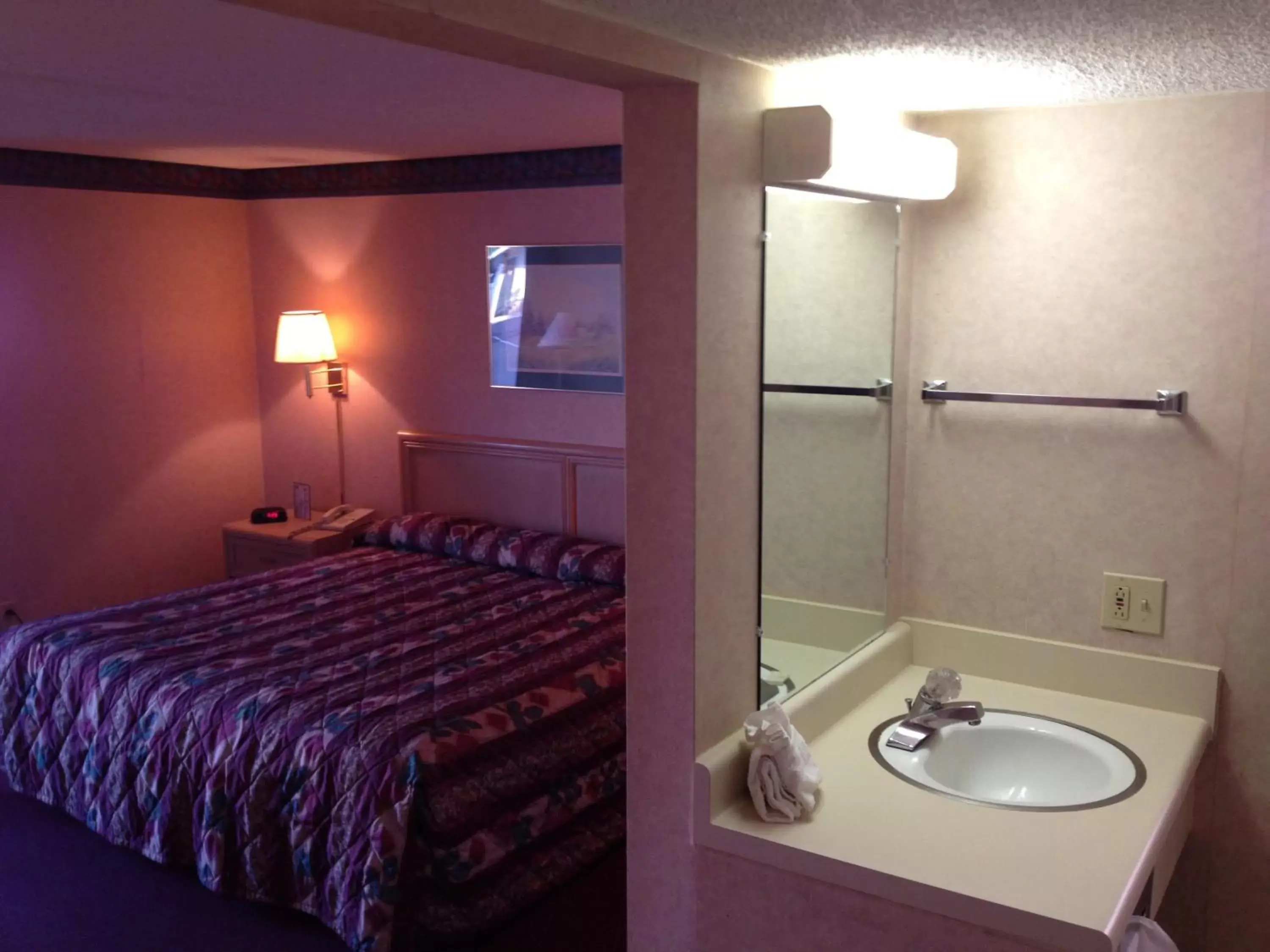 Bed, Bathroom in Green Valley Motel