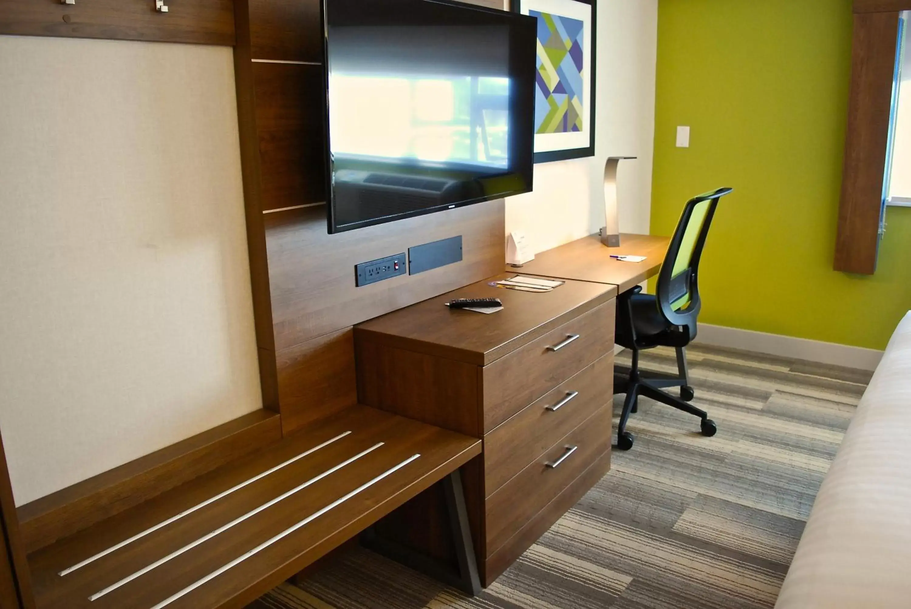 Photo of the whole room, TV/Entertainment Center in Holiday Inn Express Vancouver Airport-Richmond, an IHG Hotel