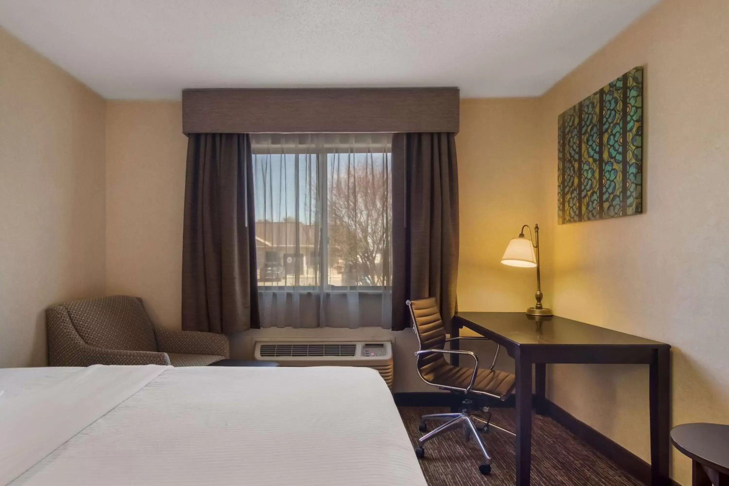 Bedroom, Bed in Best Western Grove City Inn