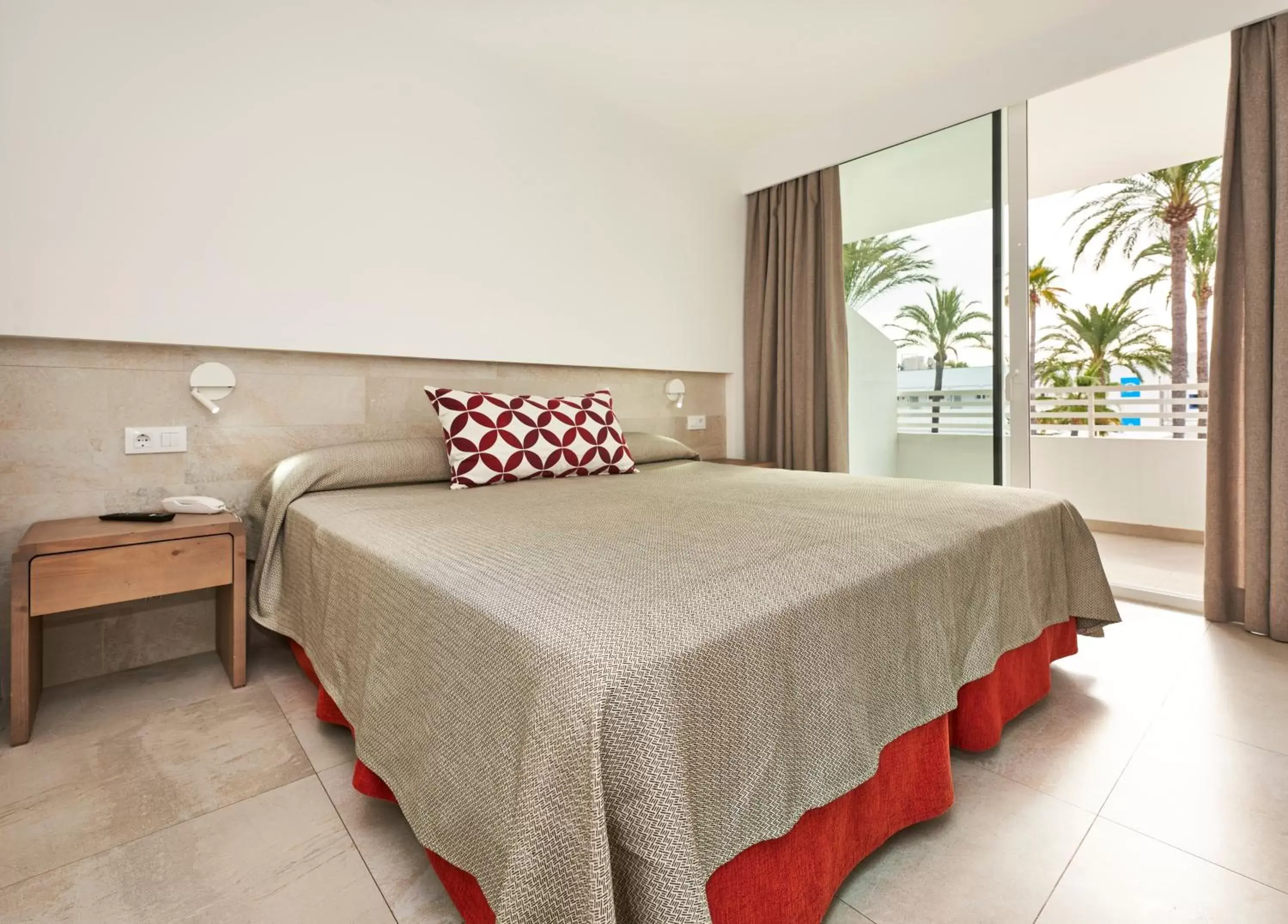 Bedroom, Bed in Hoposa Hotel & Apartaments VillaConcha