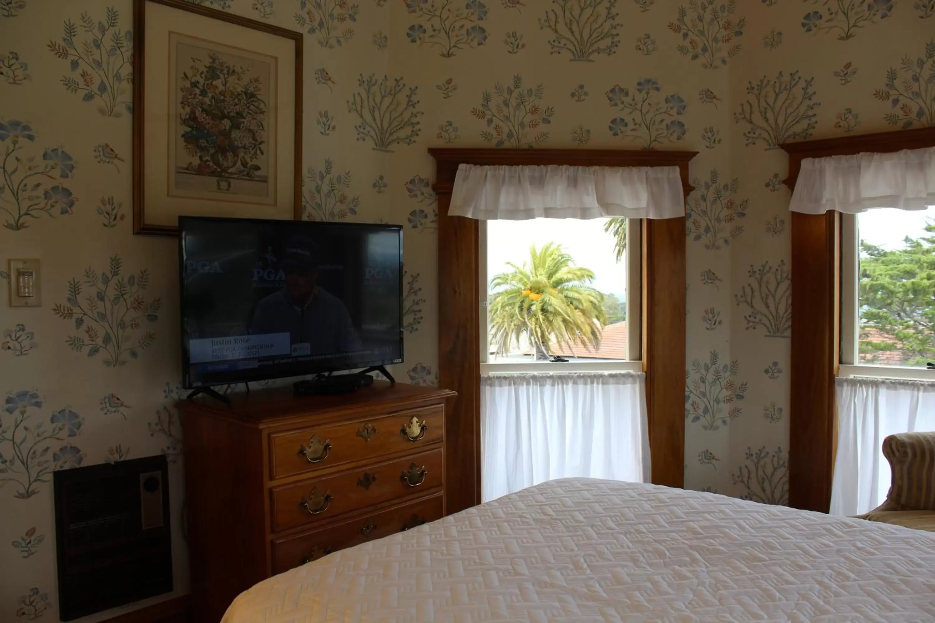 TV and multimedia, Bed in Pacific Grove Inn TV and multimedia, Bed in Pacific Grove Inn