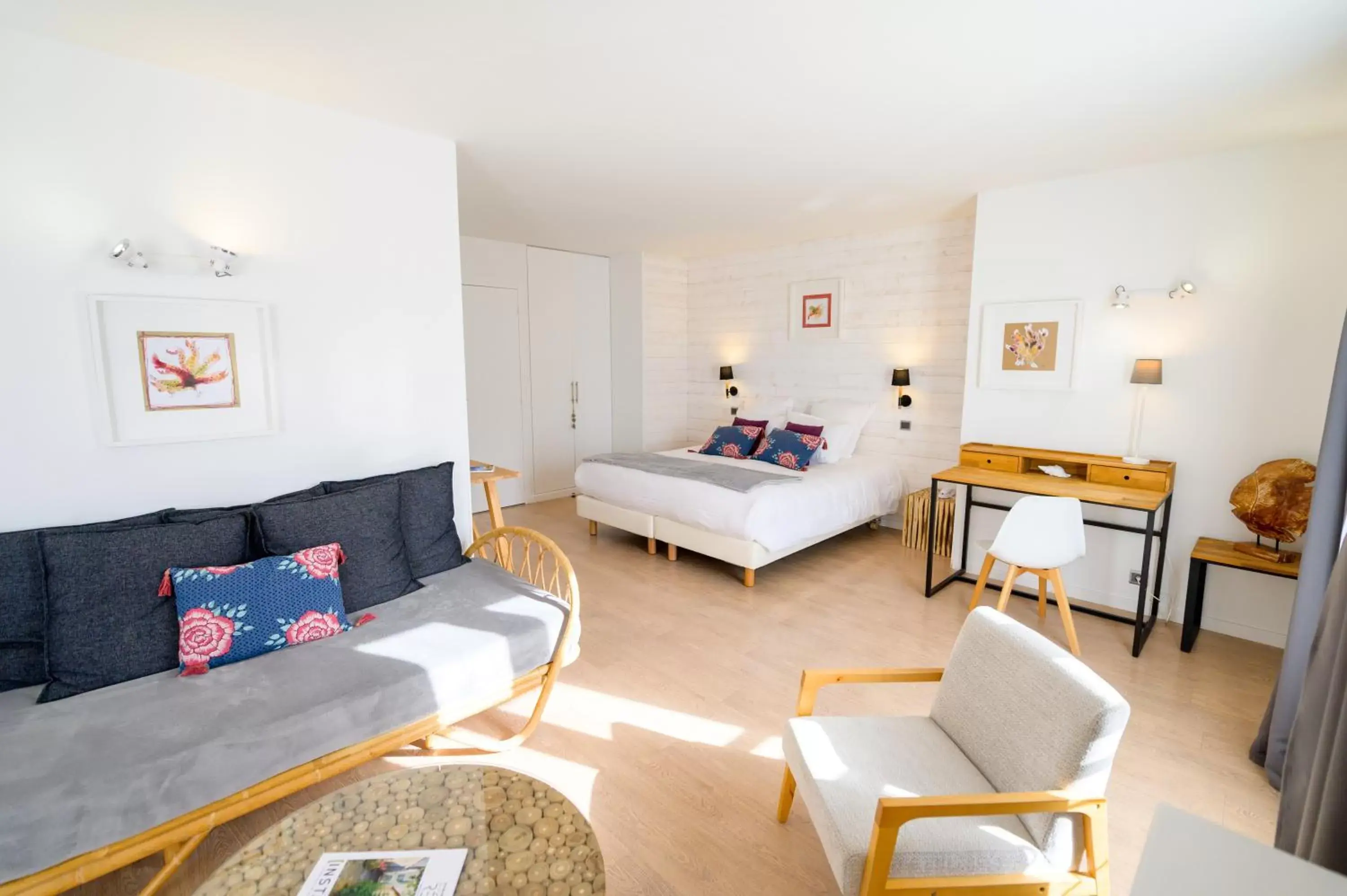 Photo of the whole room, Seating Area in Hôtel La Jetée