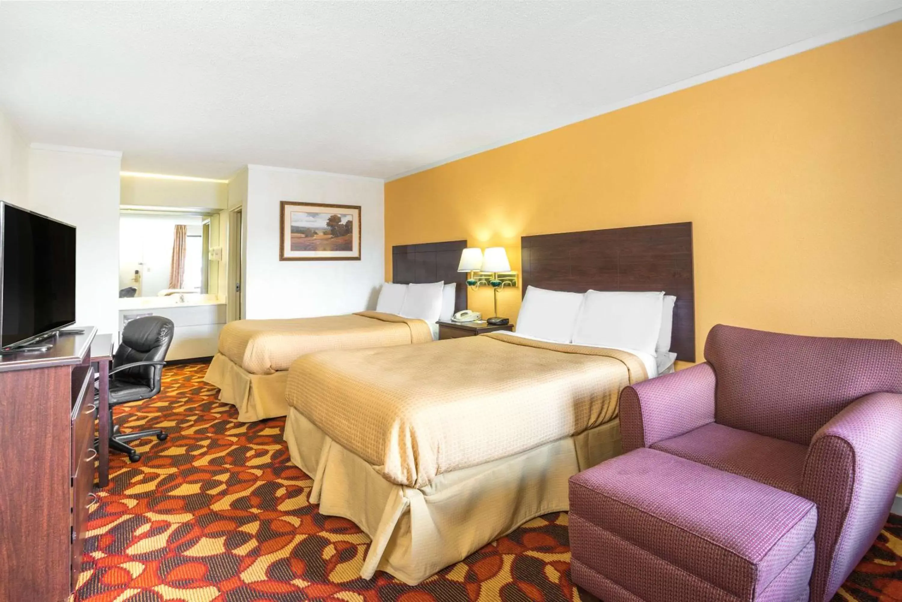 Photo of the whole room, Bed in Days Inn by Wyndham Salem