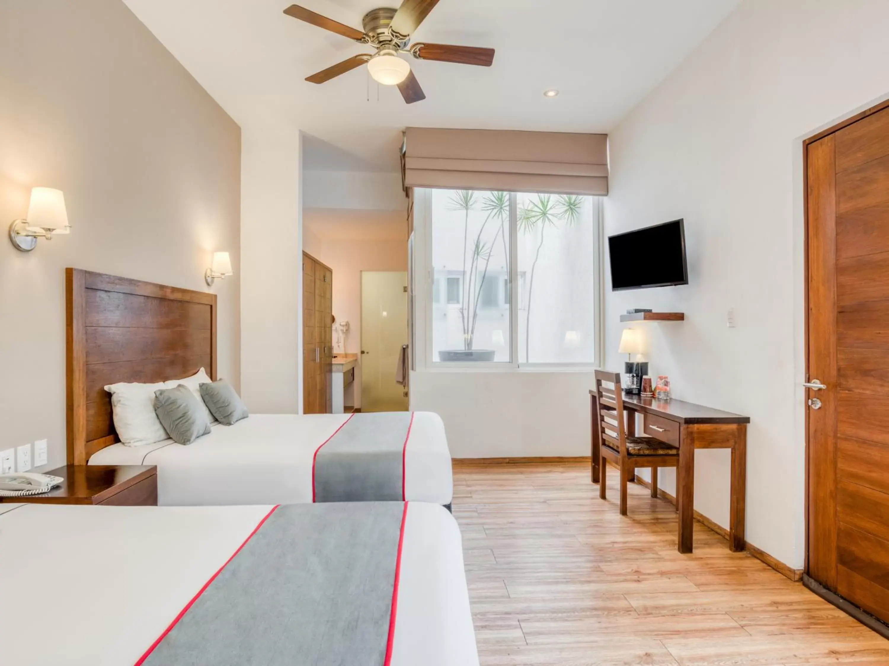 Bedroom, TV/Entertainment Center in Hotel Quinta Allende