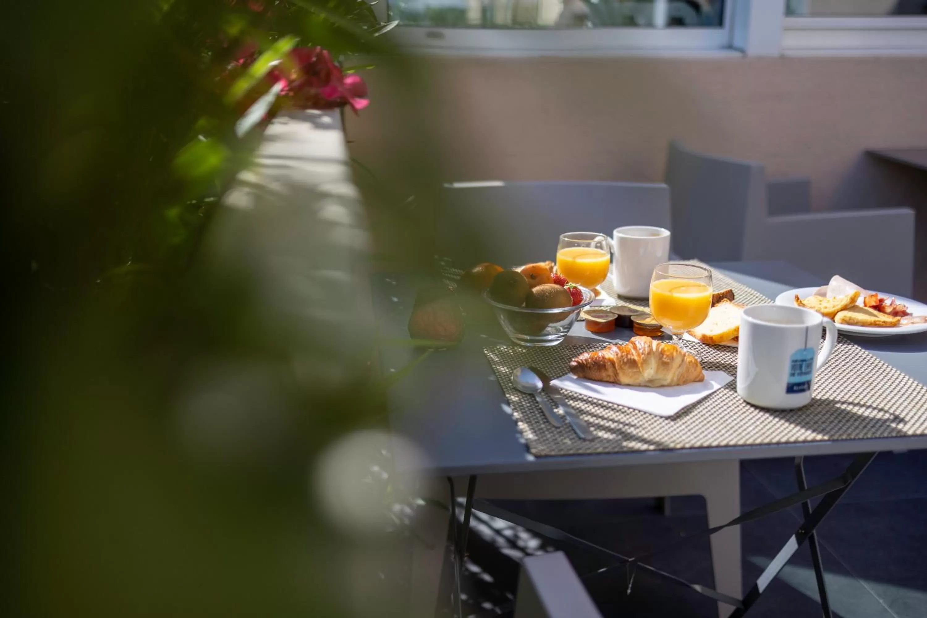 Breakfast in Hôtel restaurant Kyriad Fréjus