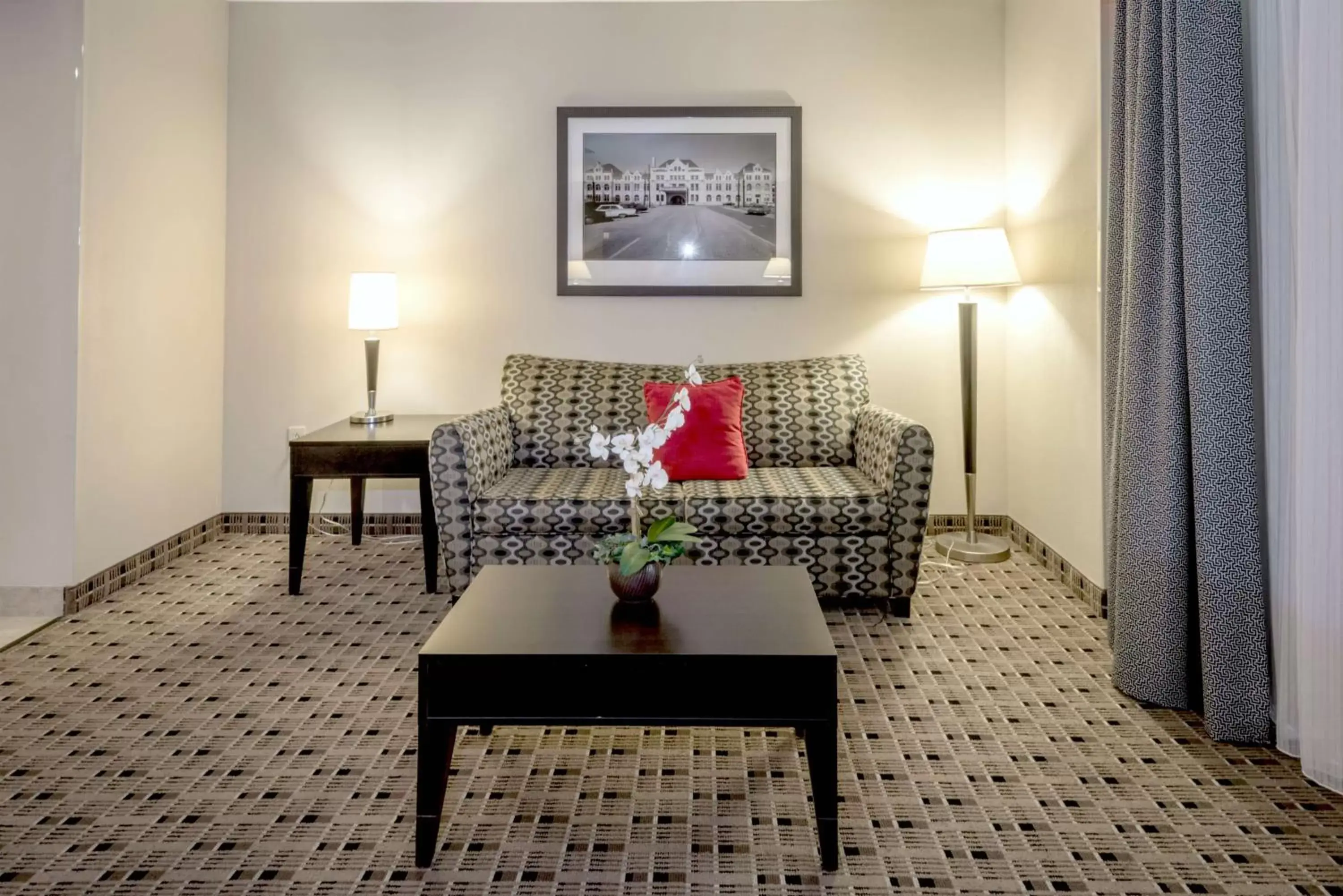 Bed, Seating Area in Hampton Inn & Suites Montgomery-Downtown