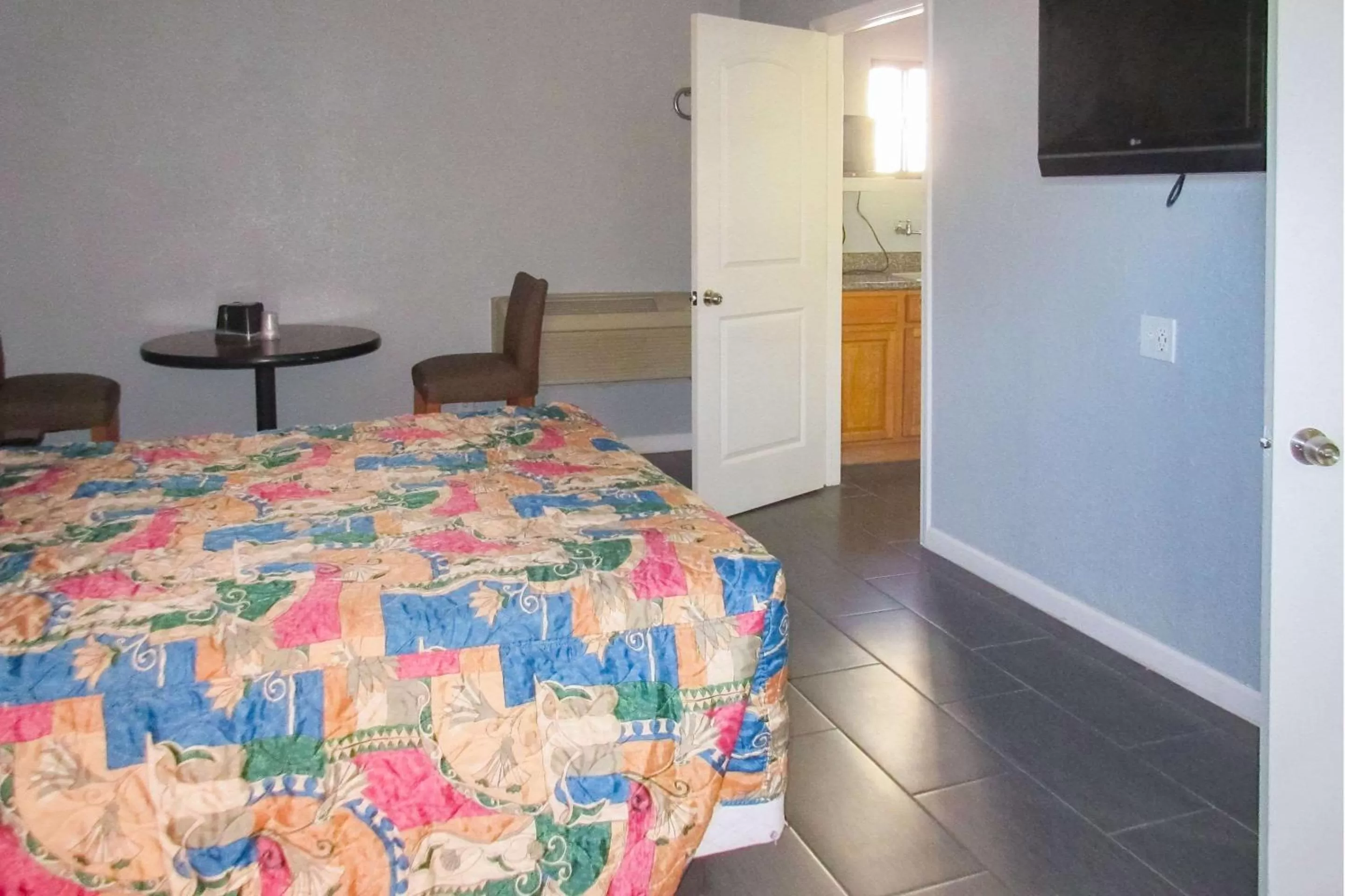 Photo of the whole room, Bed in Rodeway Inn San Pablo Hilltop