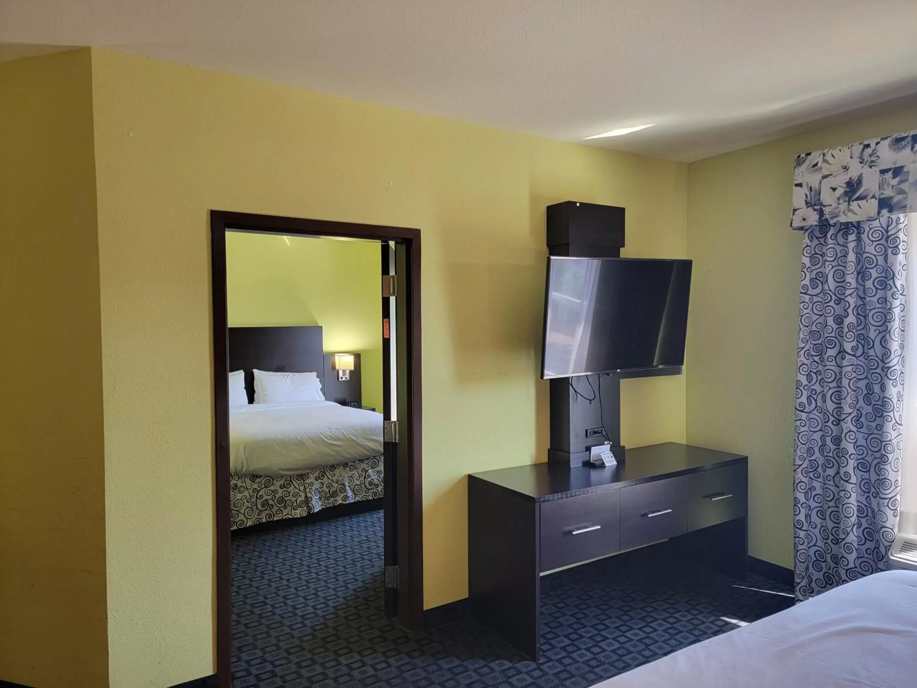 Photo of the whole room, Bed in Holiday Inn Garland, an IHG Hotel