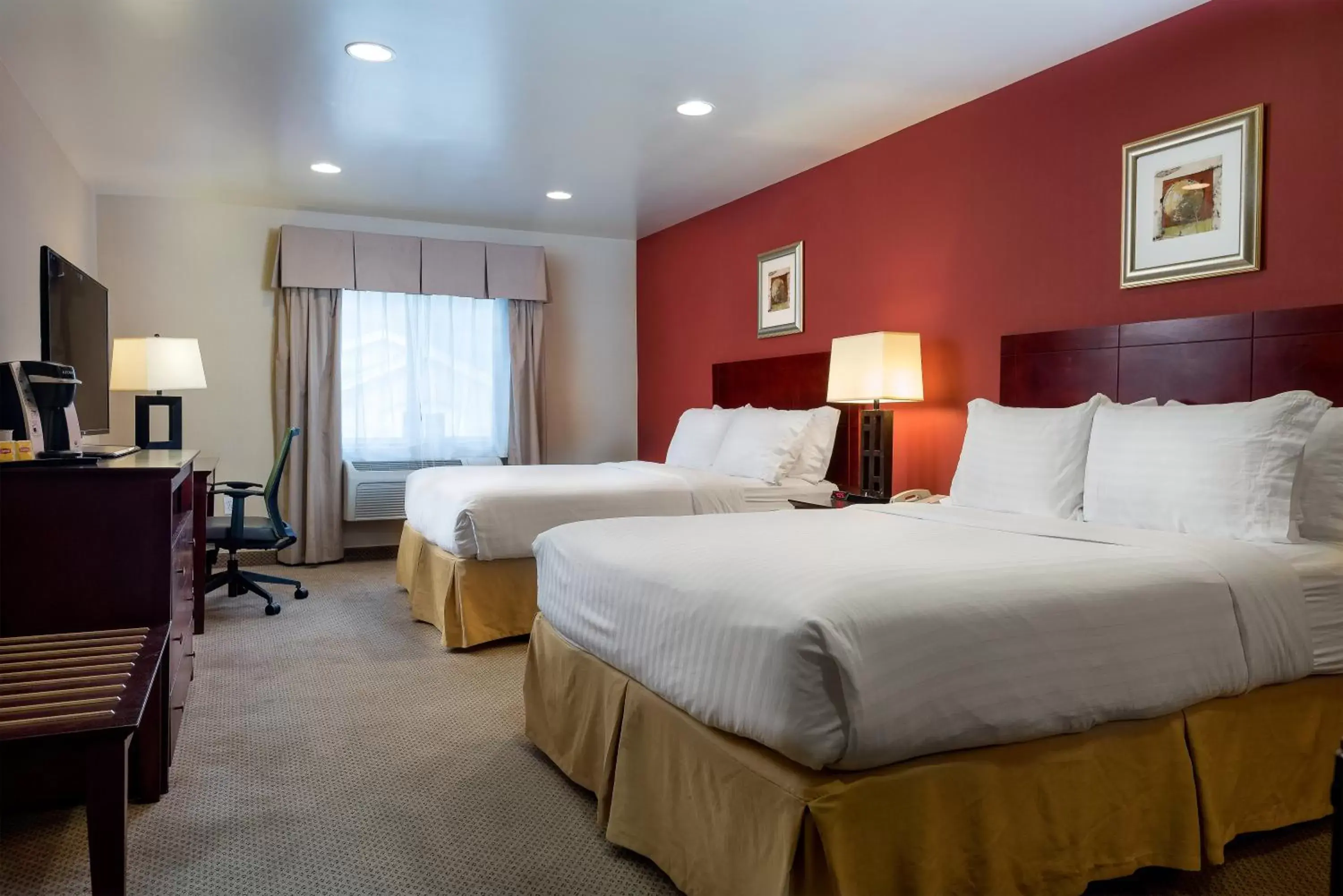 Photo of the whole room, Bed in Holiday Inn Express Hotel & Suites Los Angeles Airport Hawthorne, an IHG Hotel