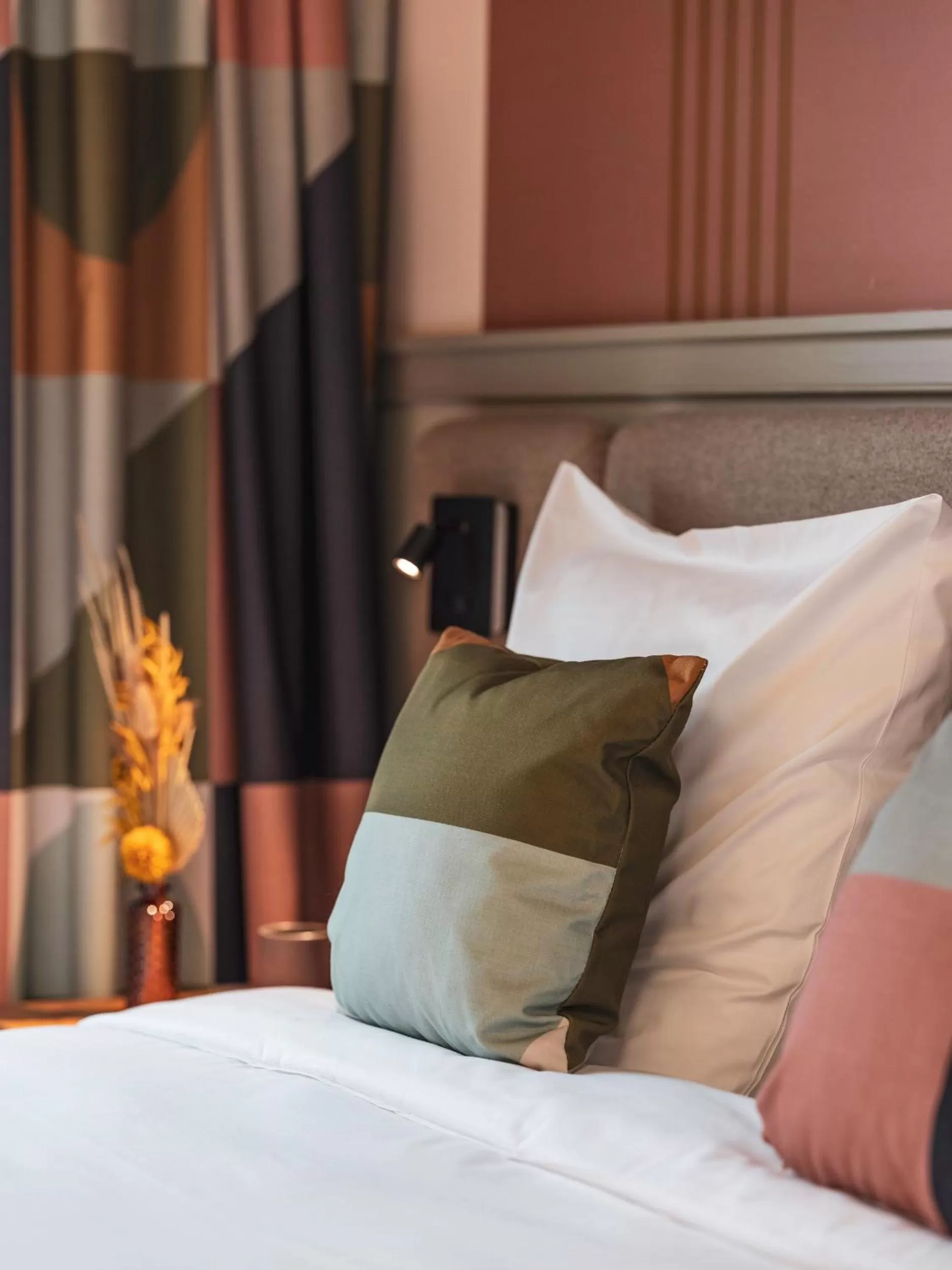 Decorative detail, Bed in La Belle Ville