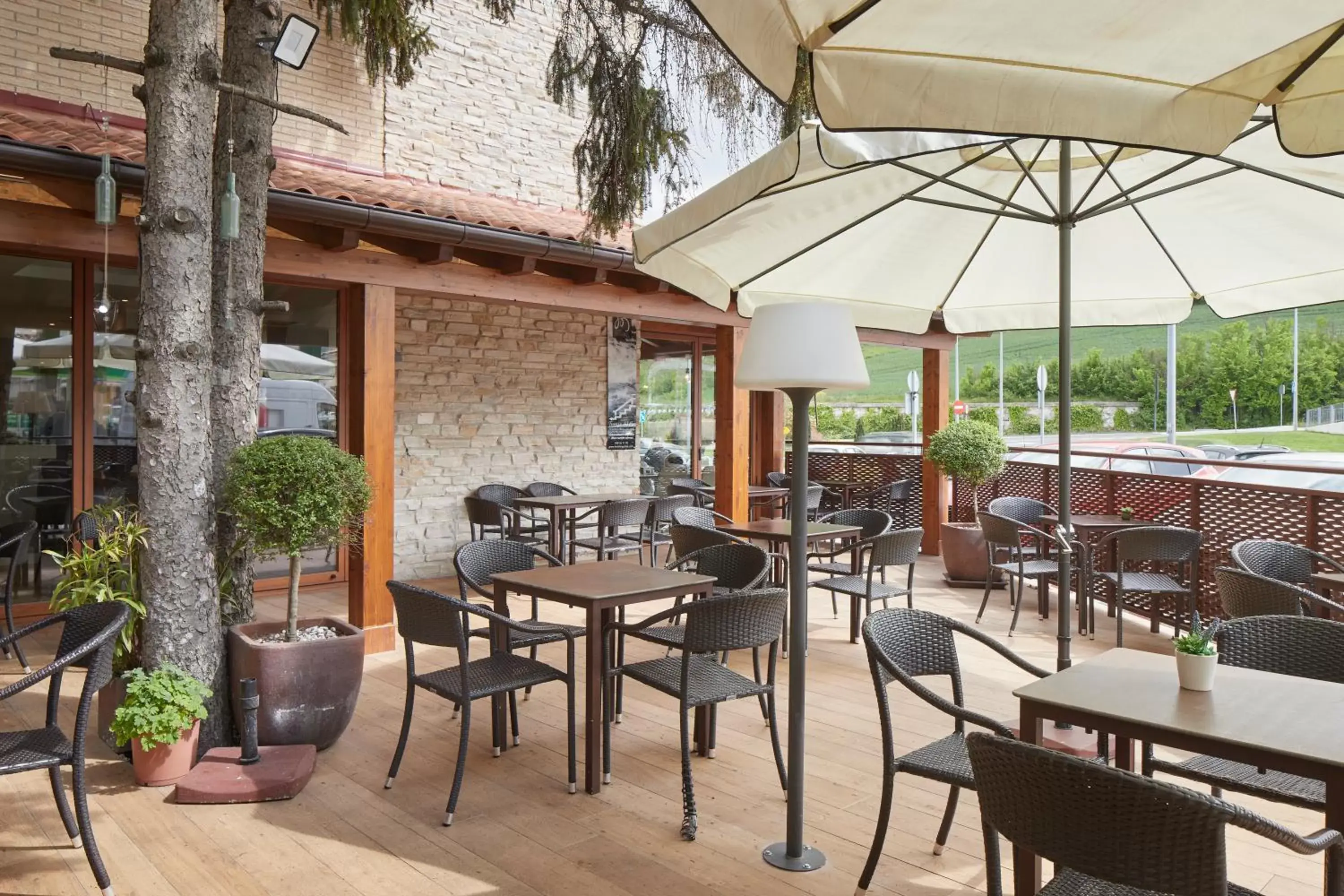 Patio, Restaurant/Places to Eat in Hotel Iriguibel Huarte Pamplona