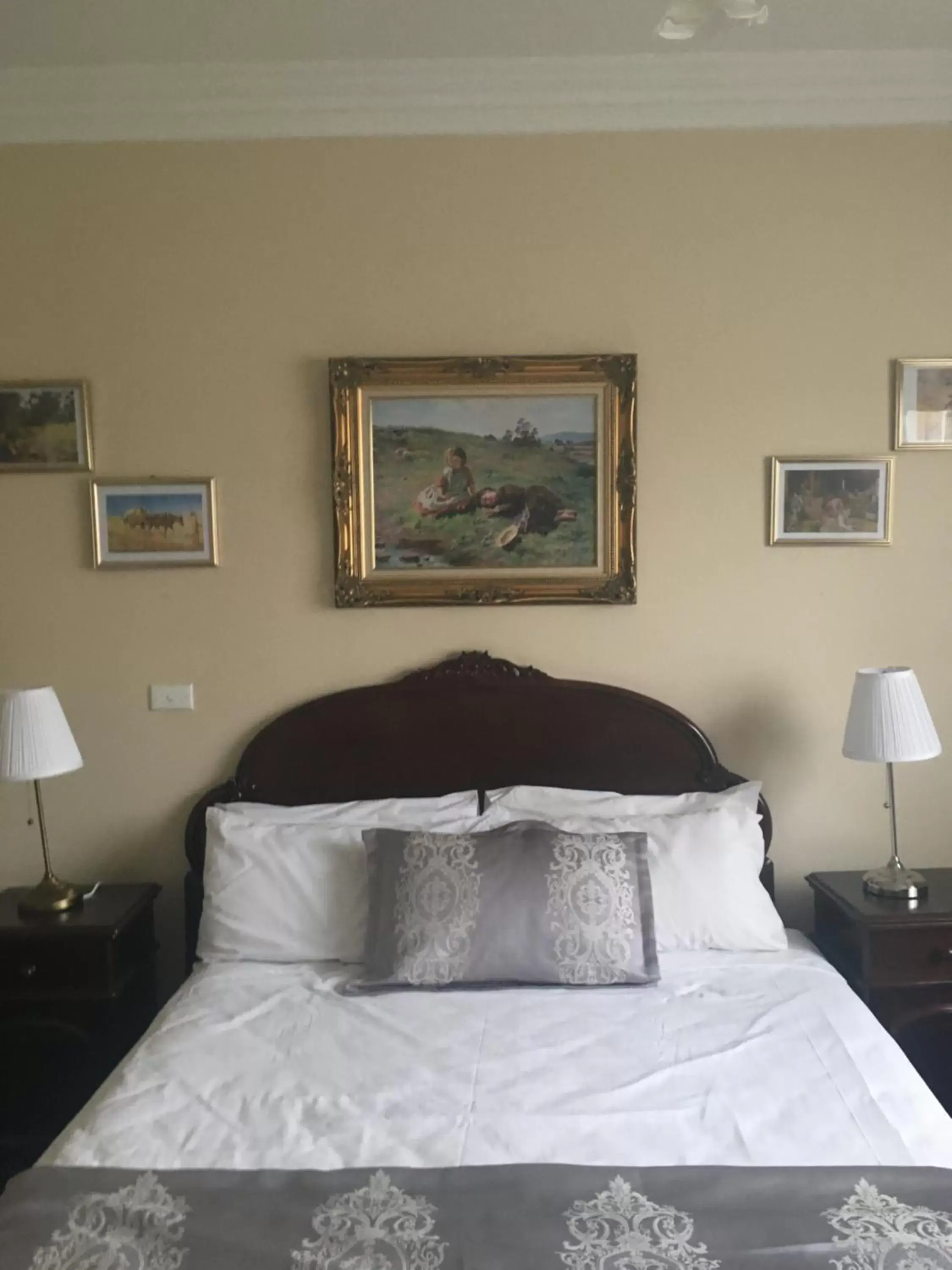 Bed in Toorak Manor Hotel