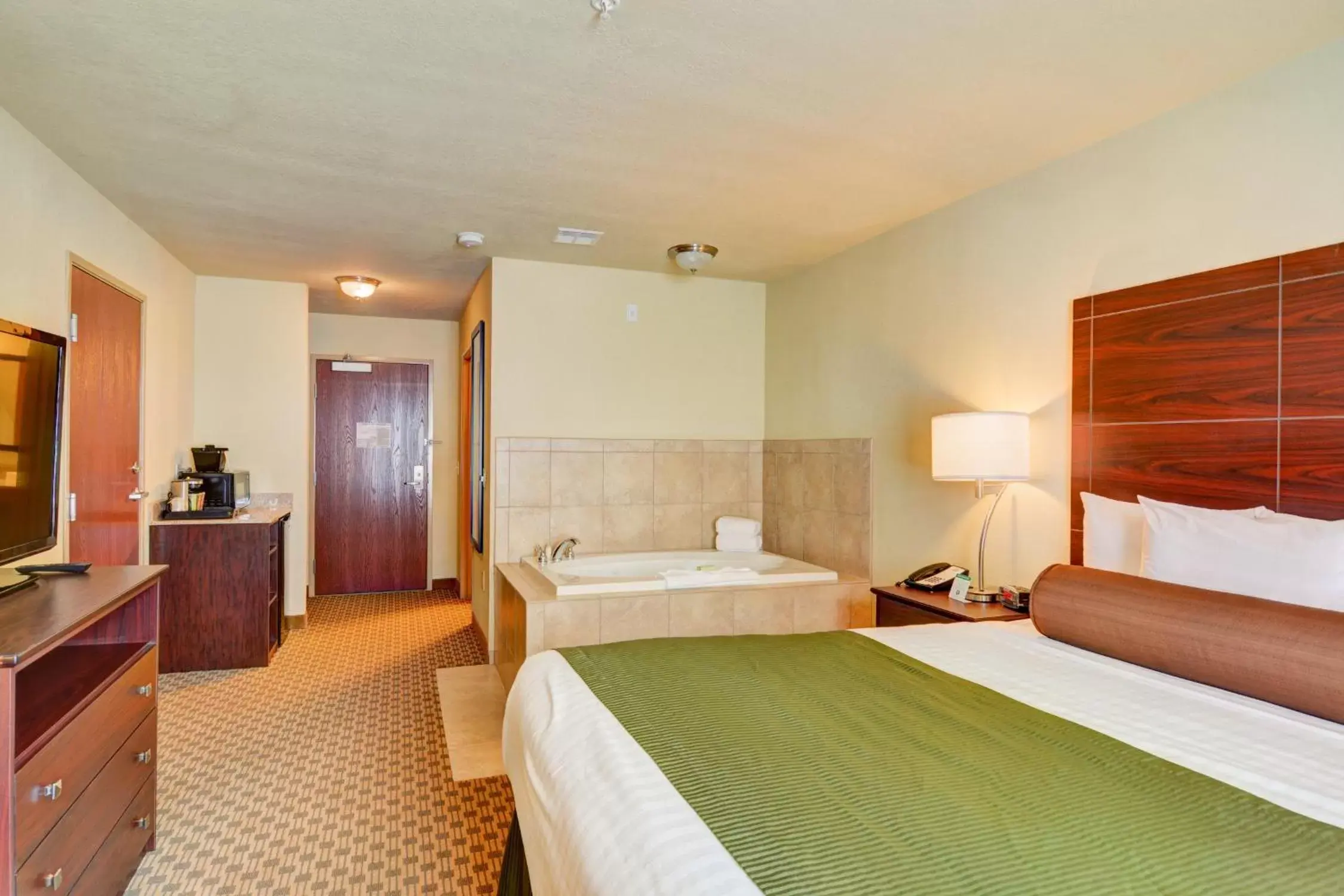 Bedroom, Bed in Cobblestone Hotel & Suites - Punxsutawney
