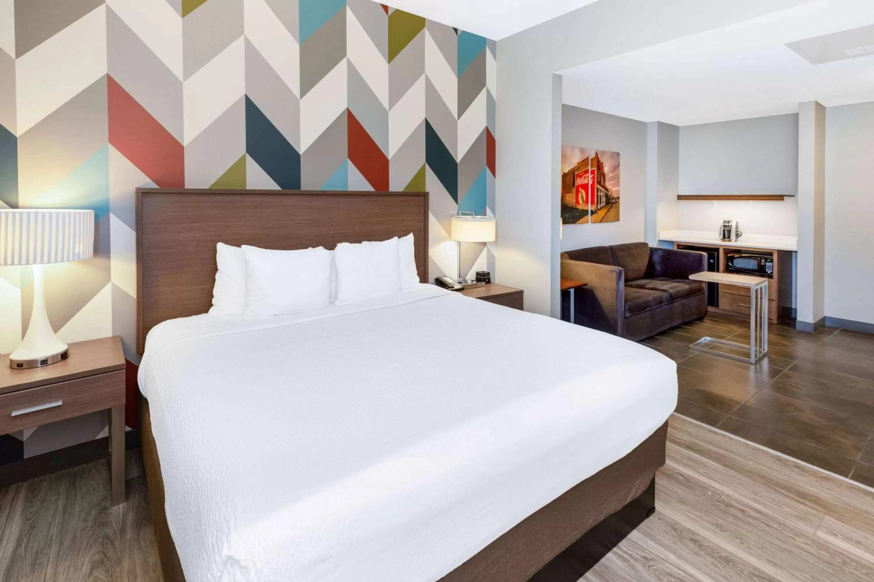 Photo of the whole room, Bed in La Quinta Inn & Suites by Wyndham Tulsa Downtown - Route 66