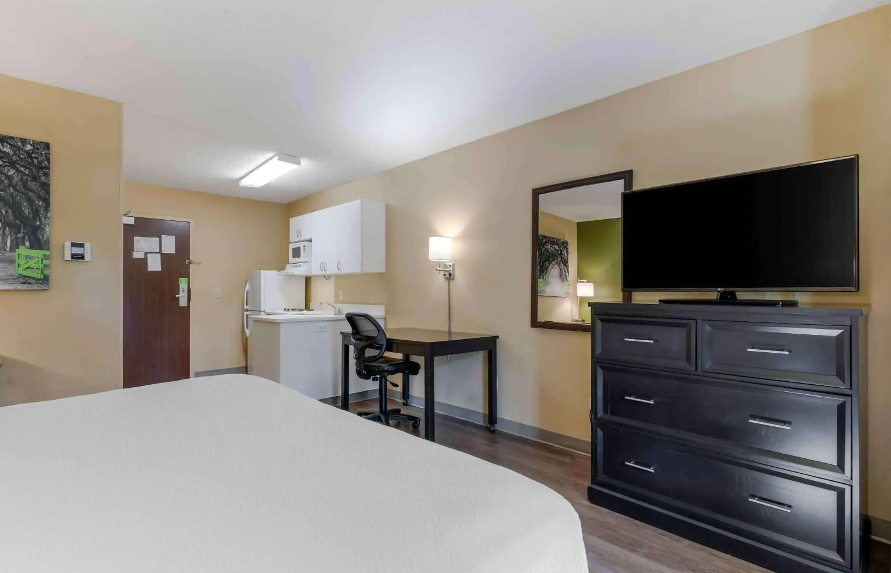 Bedroom, TV/Entertainment Center in Extended Stay America Suites - Akron - Copley - West