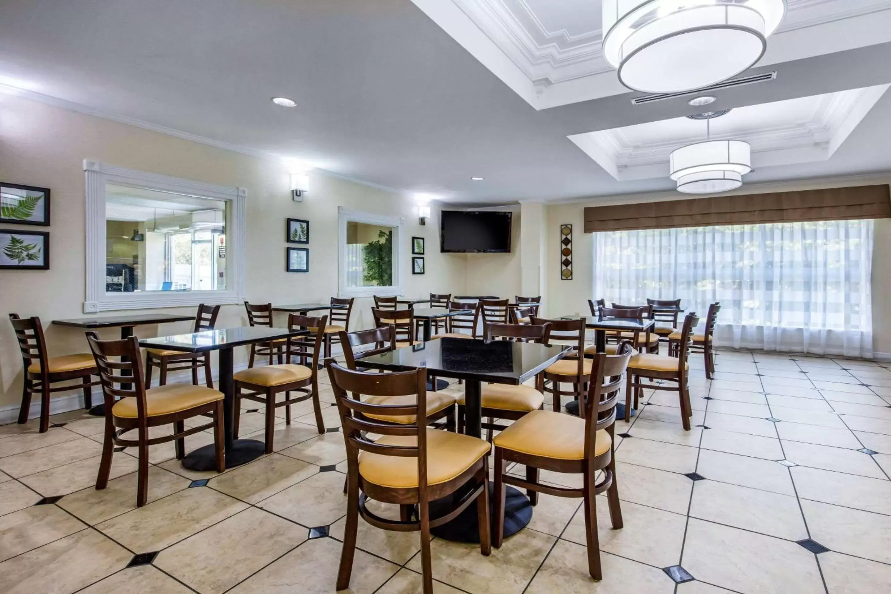 Restaurant/Places to Eat in Sleep Inn & Suites Montgomery East I-85