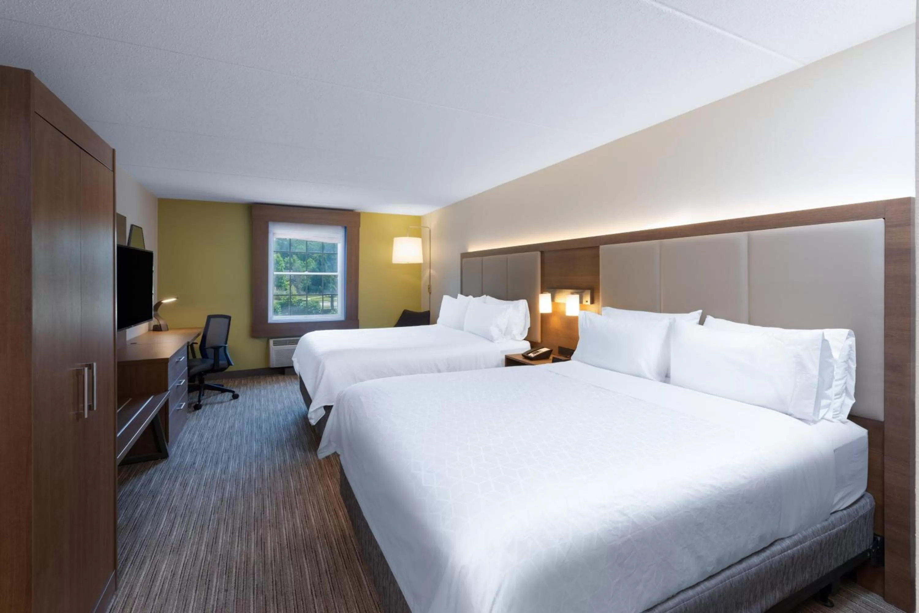 Photo of the whole room, Bed in Holiday Inn Express State College at Williamsburg Square by IHG