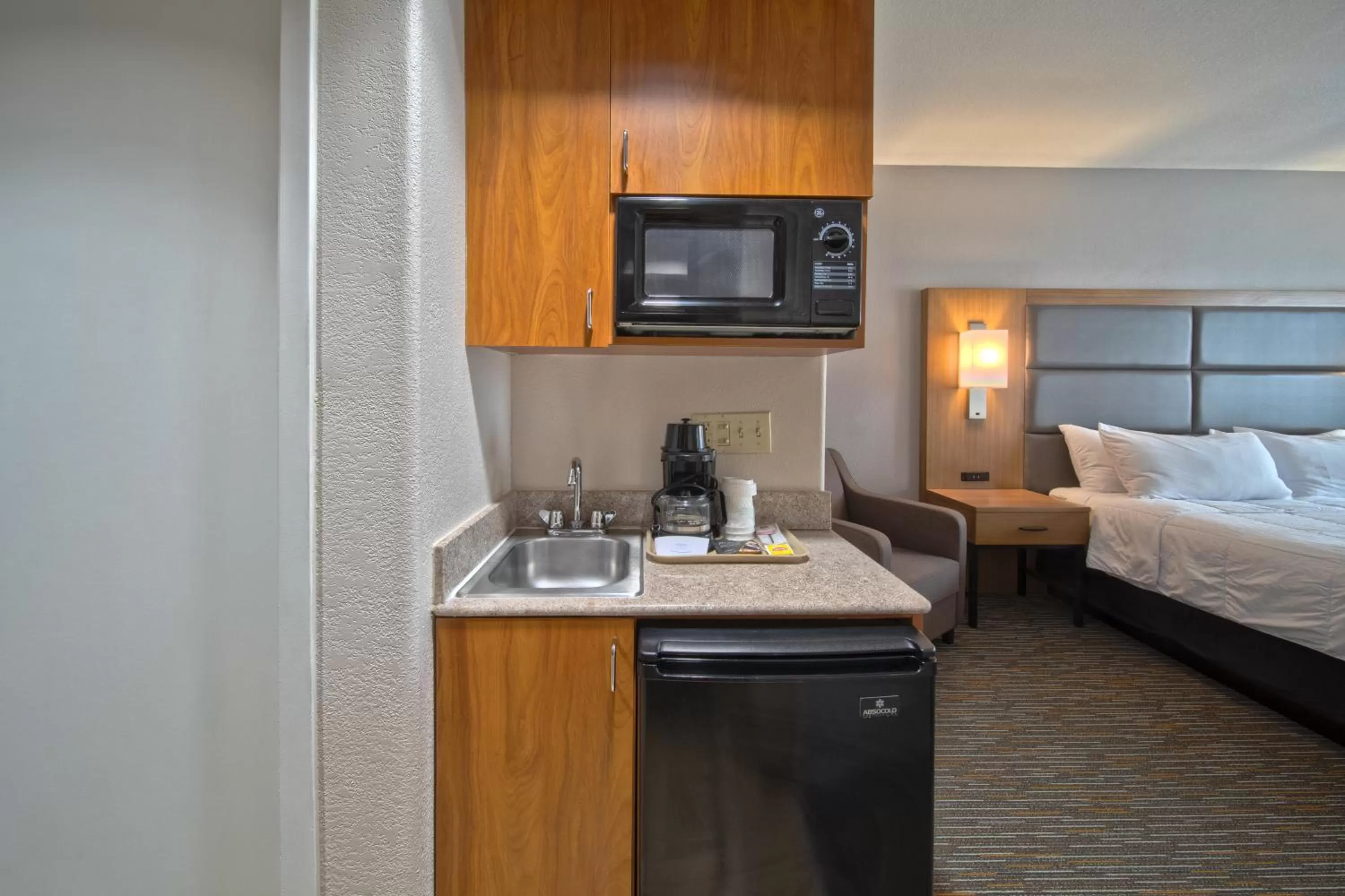 Bathroom, Bed in Wingate by Wyndham Houston Bush Intercontinental Airport