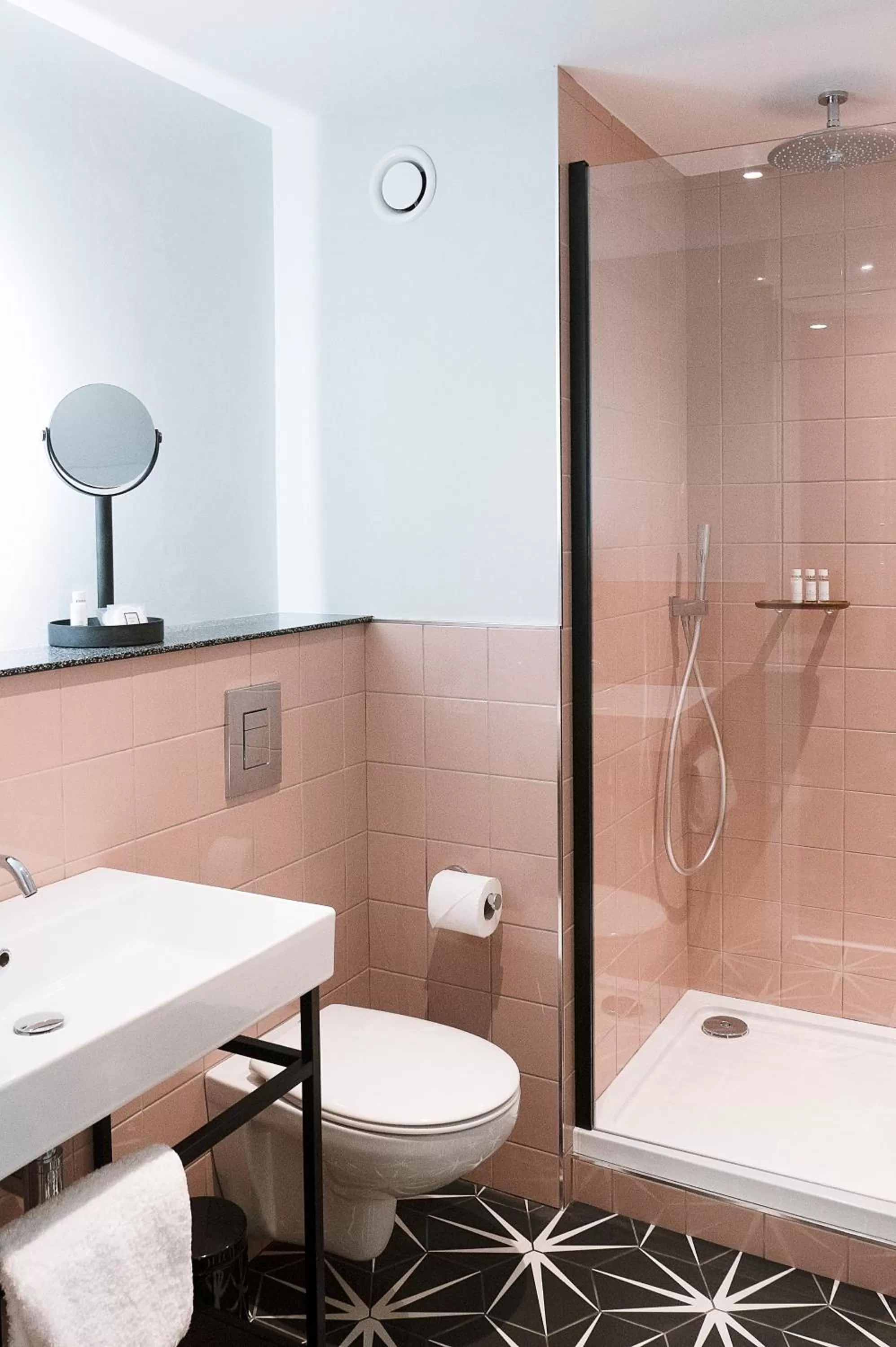 Shower in Telegraph Hotel - Coventry