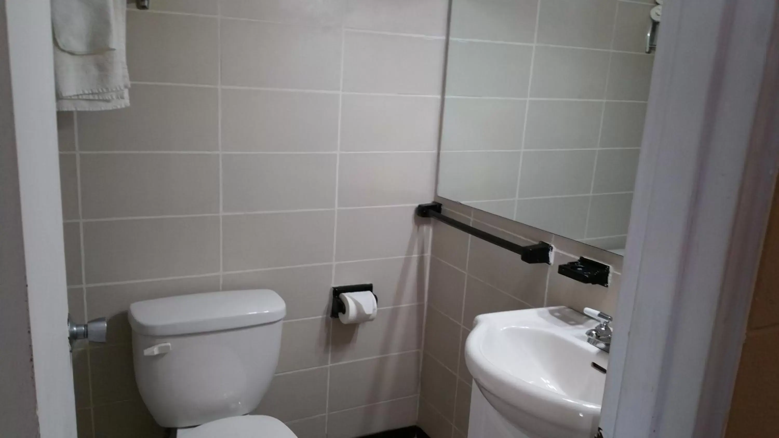 Toilet, Bathroom in Riverview Motel