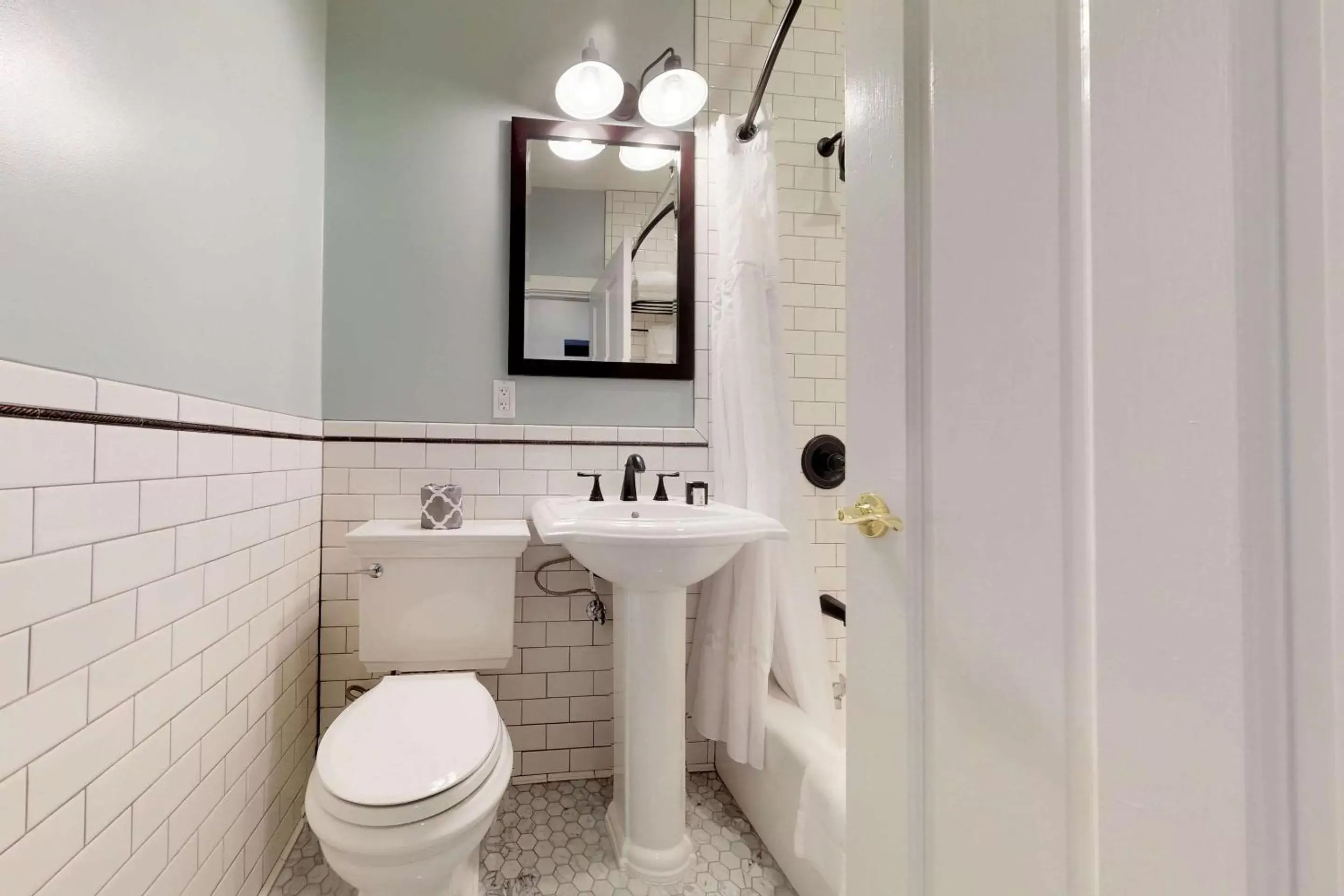 Bathroom in Hotel Petaluma, Ascend Hotel Collection