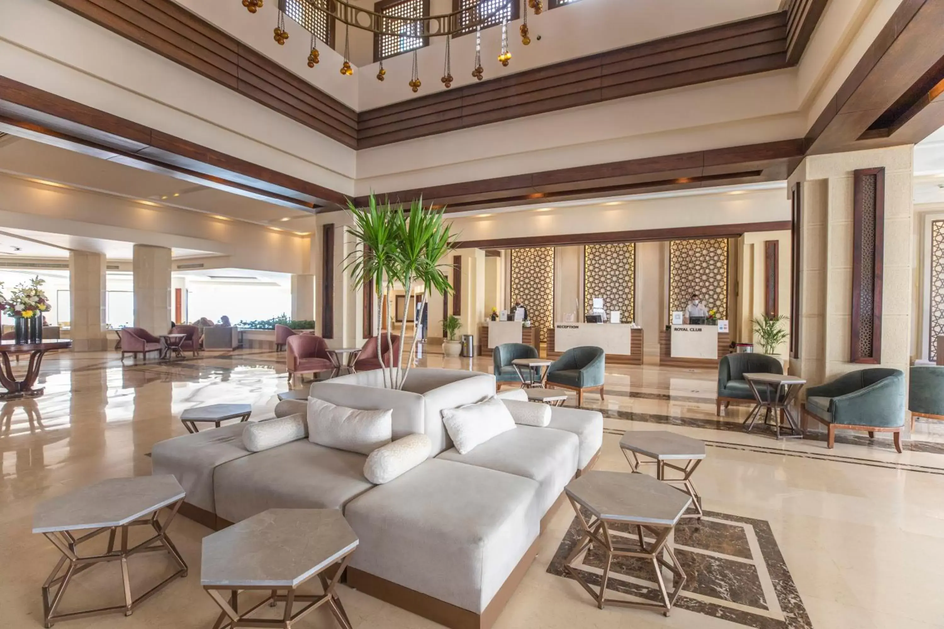 Lobby or reception, Lounge/Bar in Sunrise Diamond Beach Resort -Grand Select