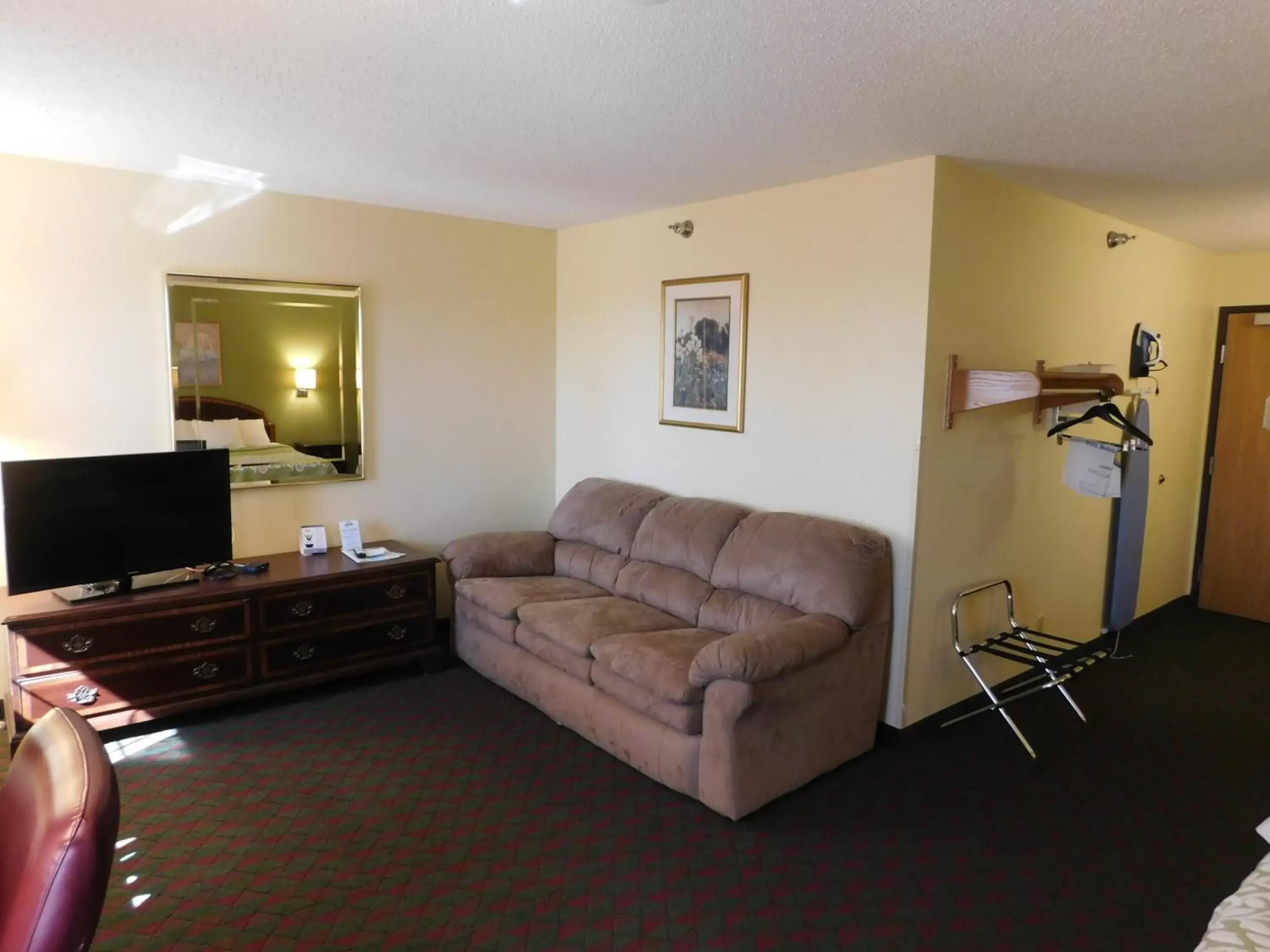 Bedroom, Seating Area in Days Inn by Wyndham Lexington NE