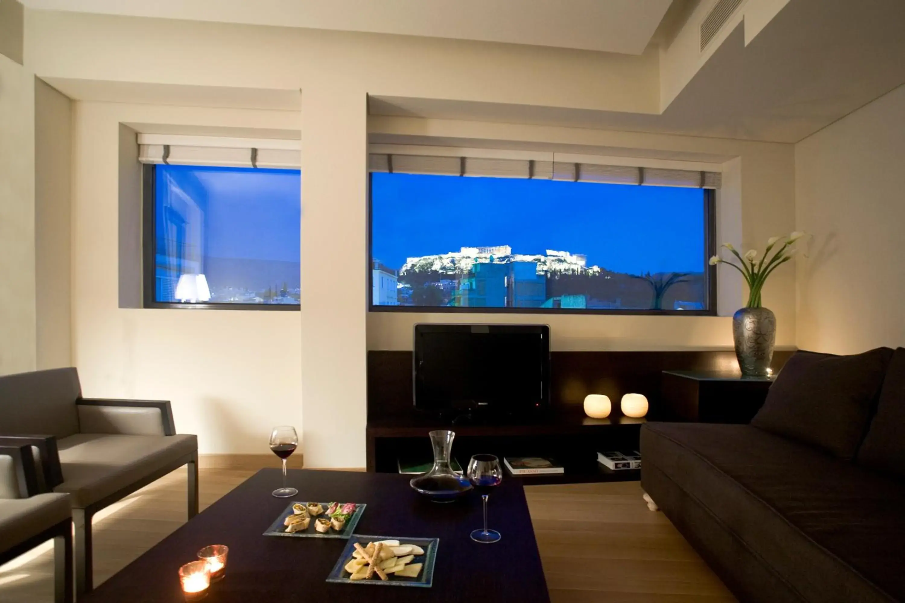 Living room, TV/Entertainment Center in O&B Athens Boutique Hotel