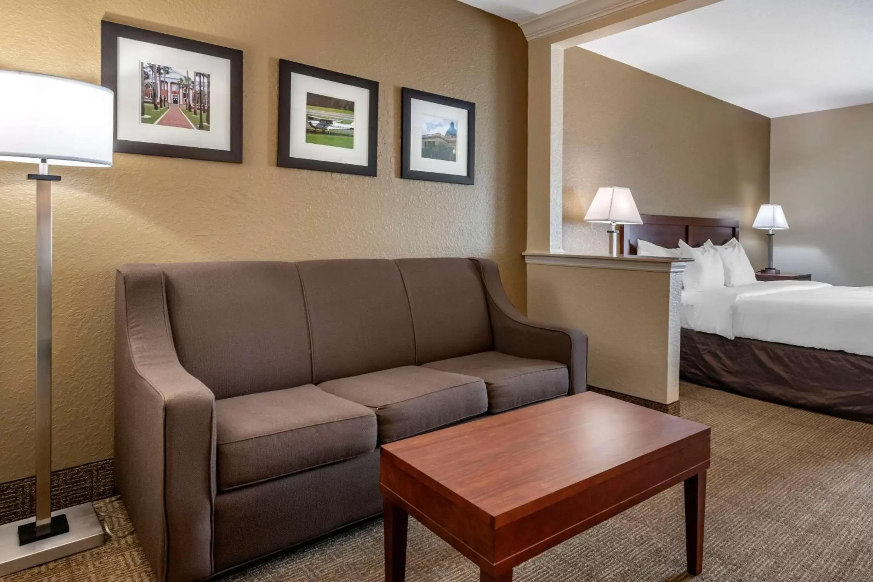 Photo of the whole room, Seating Area in Comfort Inn & Suites DeLand - near University