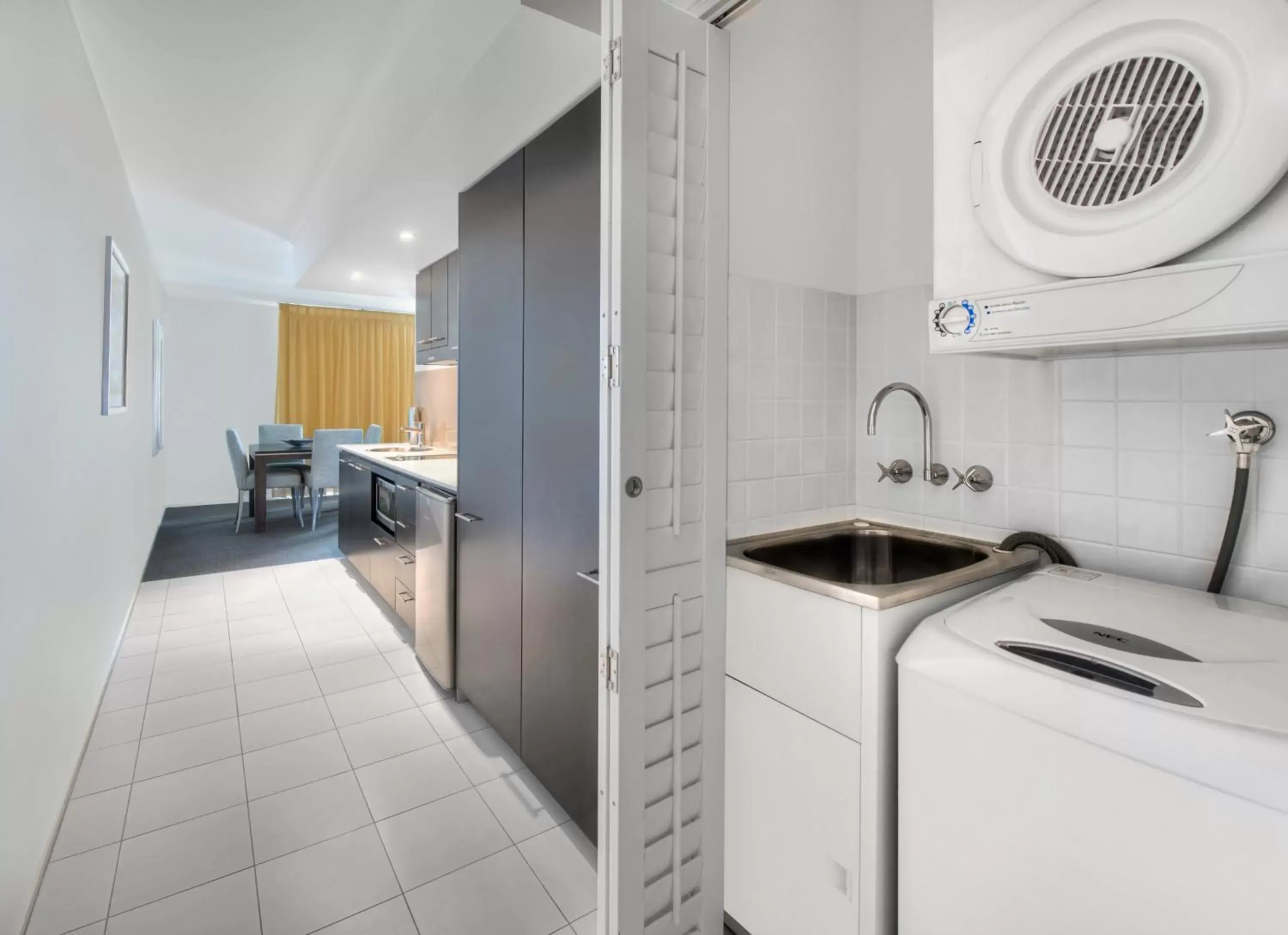 Kitchen or kitchenette, Kitchen/Kitchenette in Ramada Hotel & Suites by Wyndham Ballina Byron