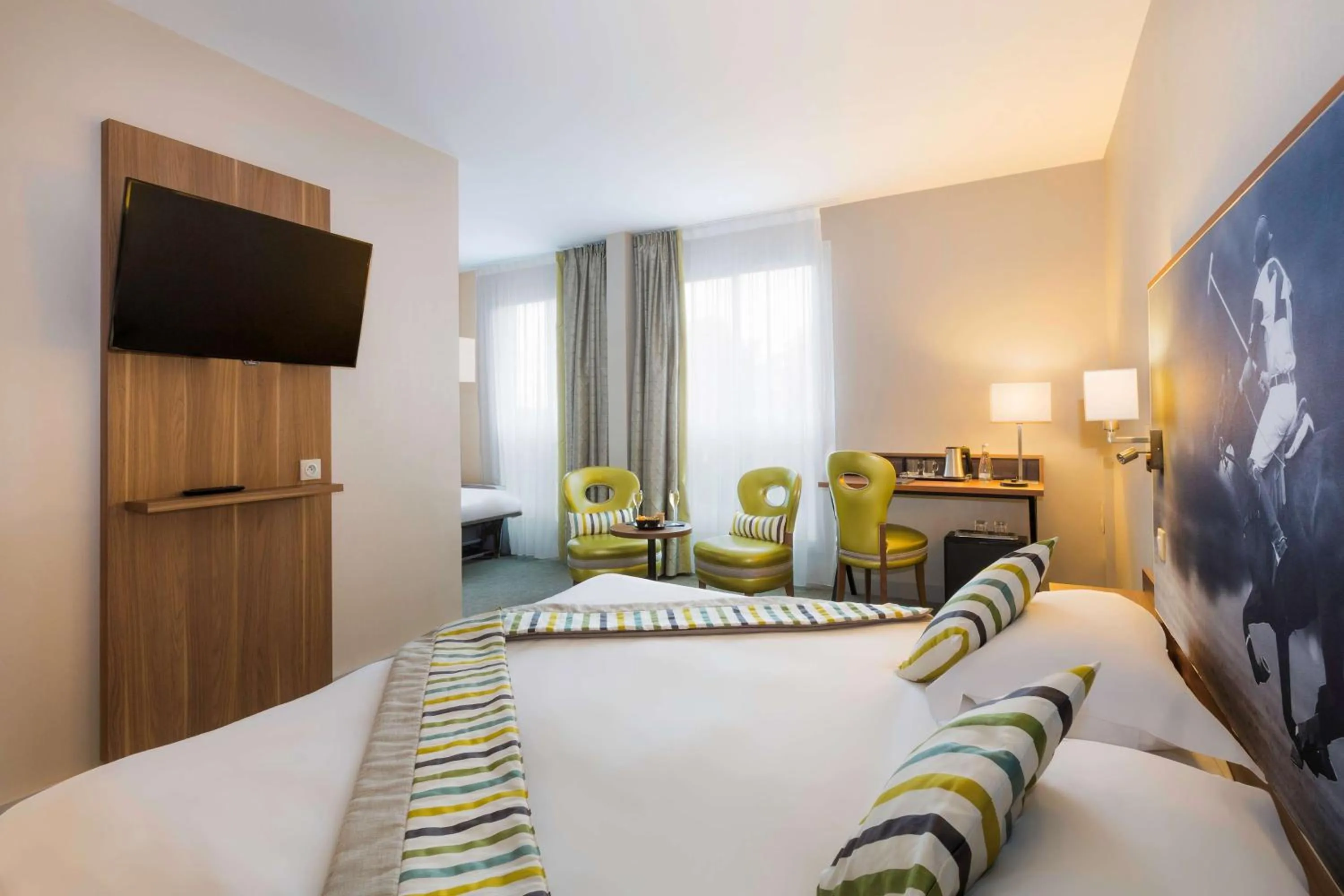 TV and multimedia, Bed in Best Western Plus Hotel Du Parc Chantilly