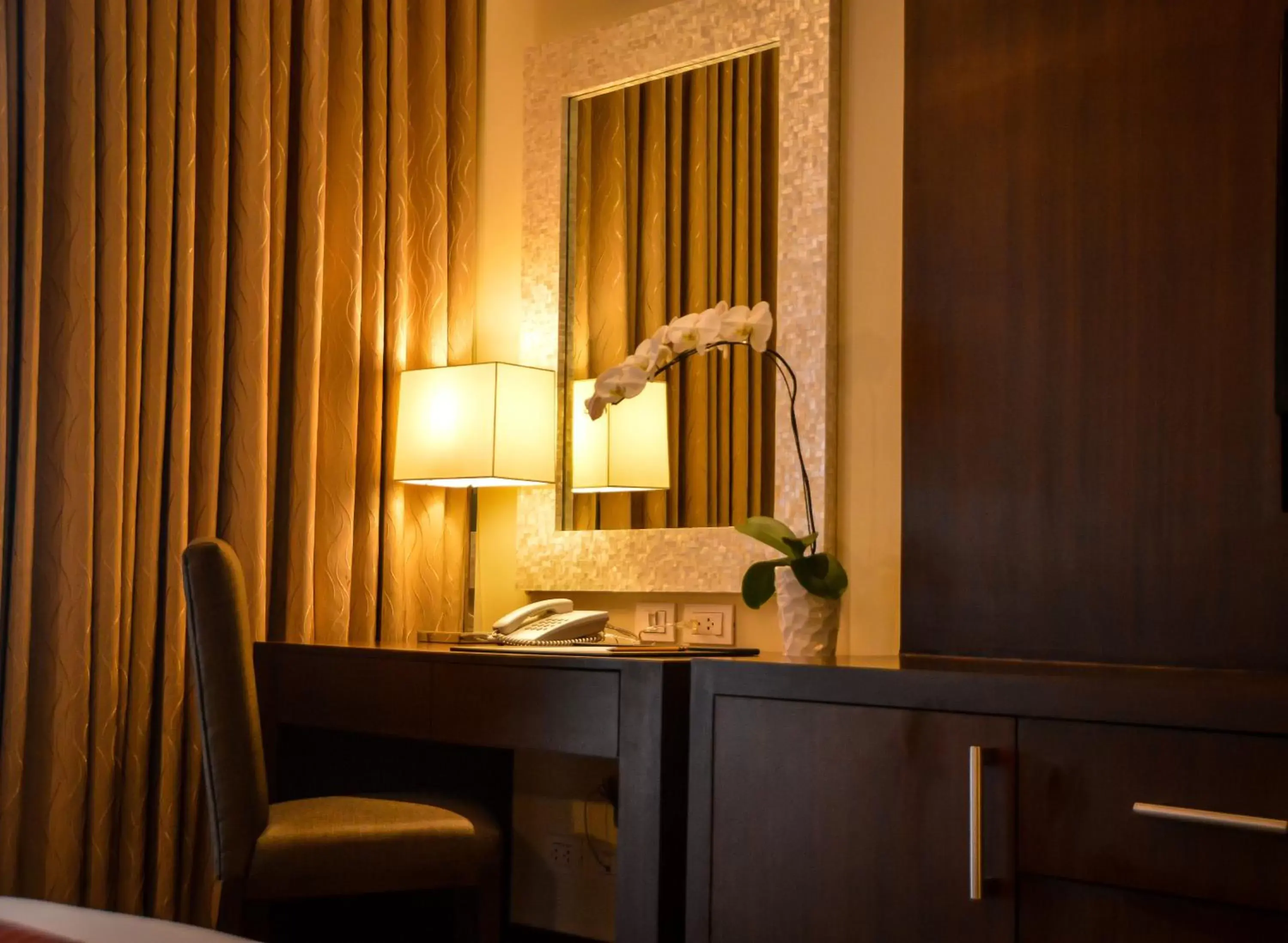 Seating area, TV/Entertainment Center in Hotel Monticello