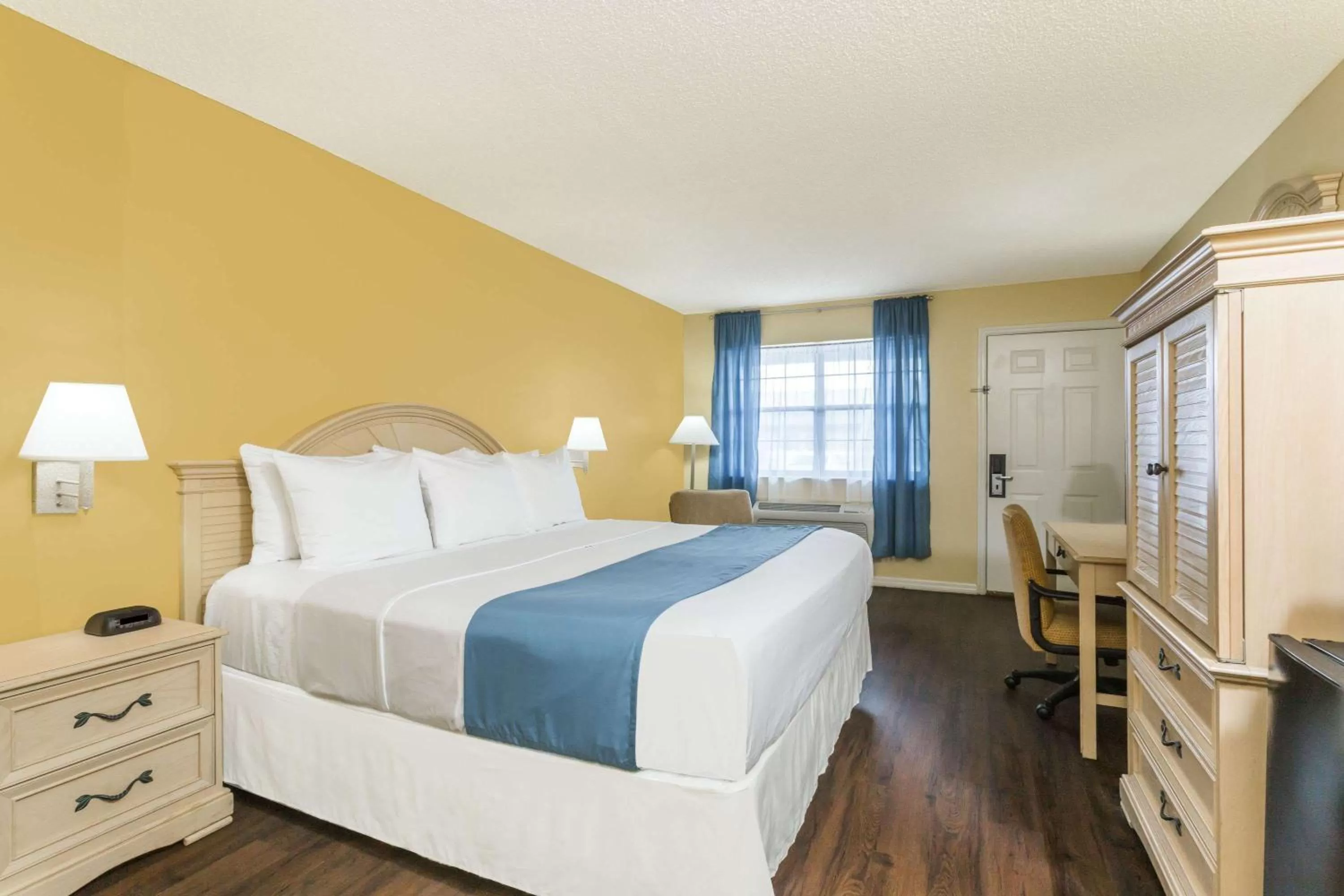 Photo of the whole room, Bed in Days Inn by Wyndham Madison