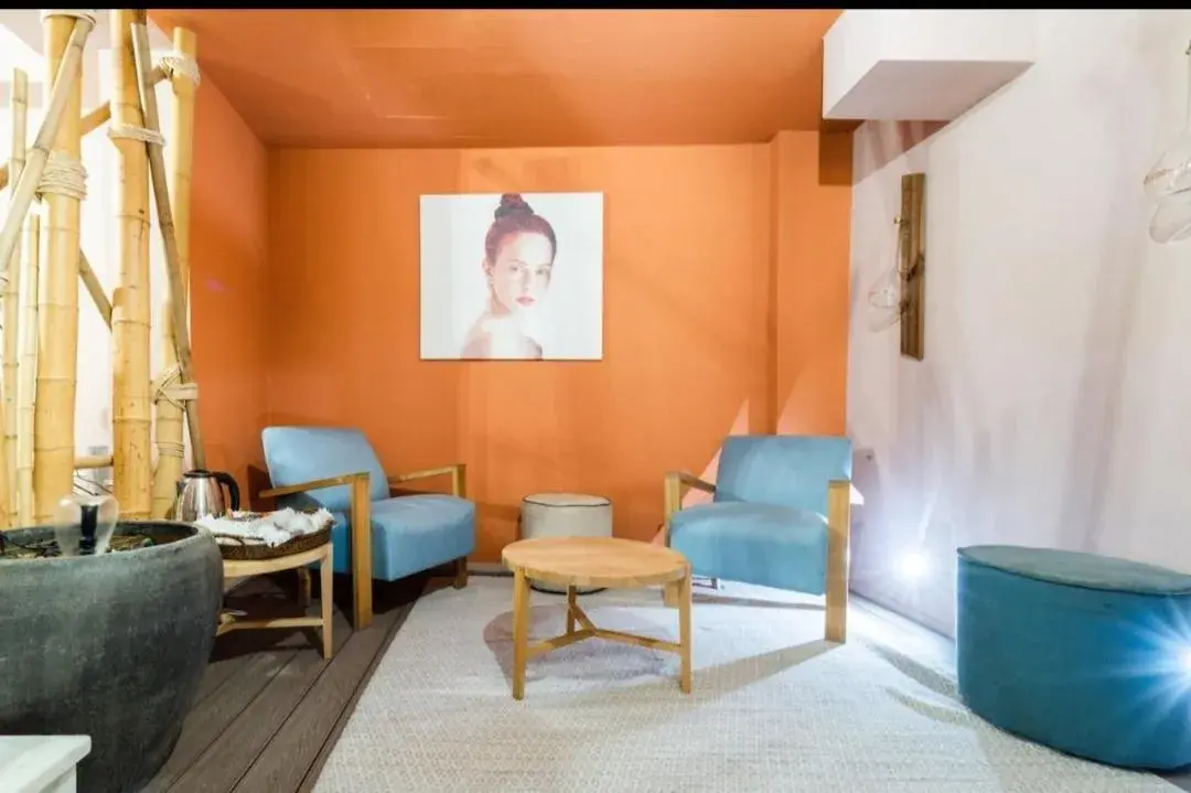 Massage, Seating Area in Lotus Inn