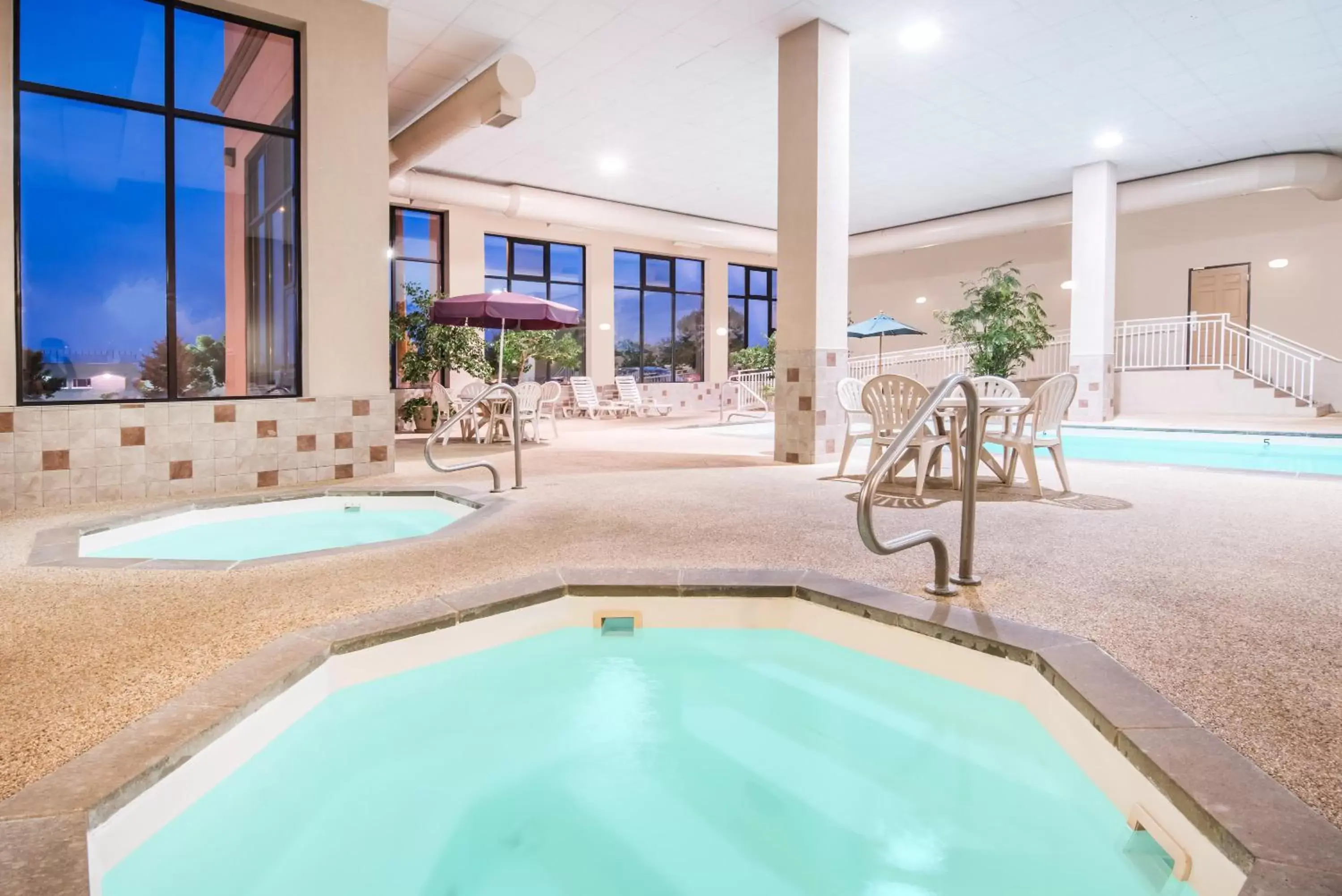 Swimming Pool in Howard Johnson by Wyndham Rapid City
