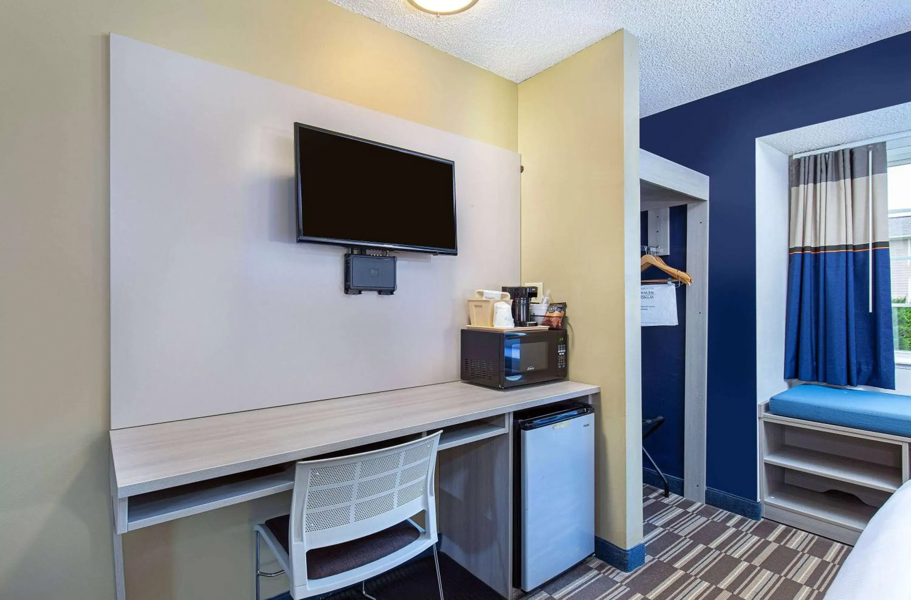 Photo of the whole room, TV/Entertainment Center in Microtel Inn & Suites by Wyndham Dry Ridge