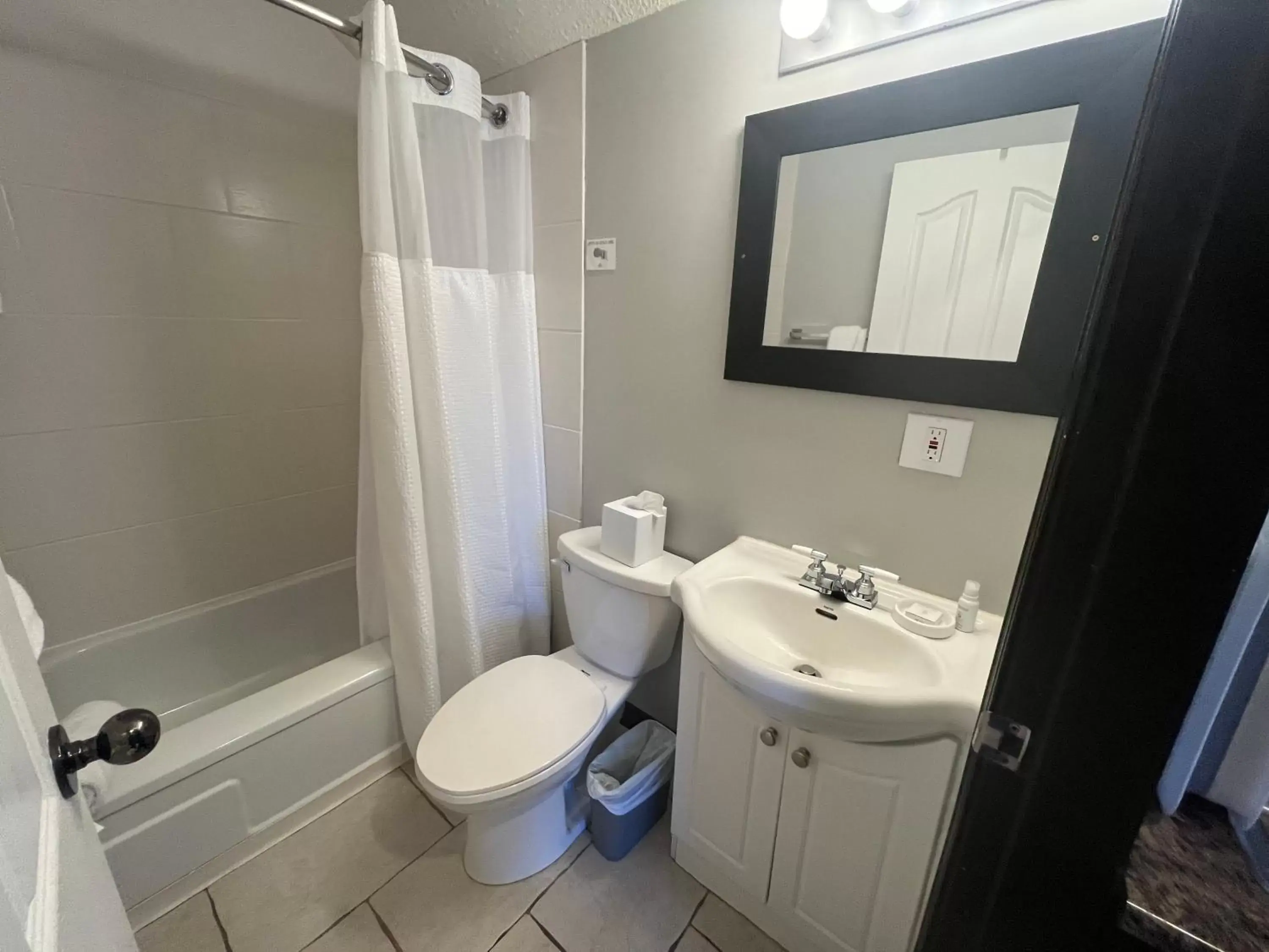 Bathroom in Lakeside Villa Inn & Suites