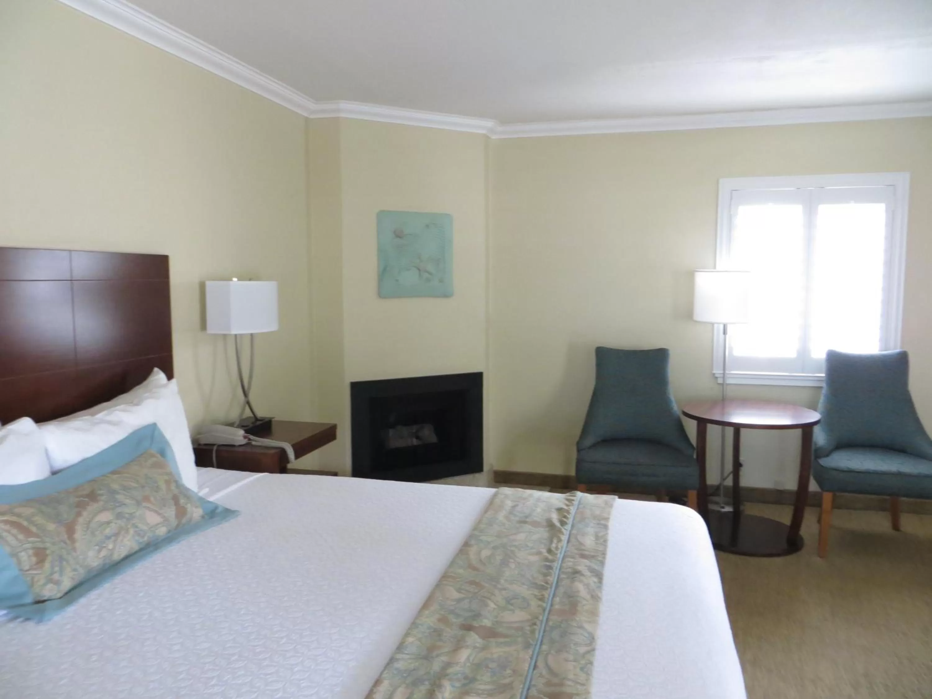 Photo of the whole room, Bed in Carmel Bay View Inn