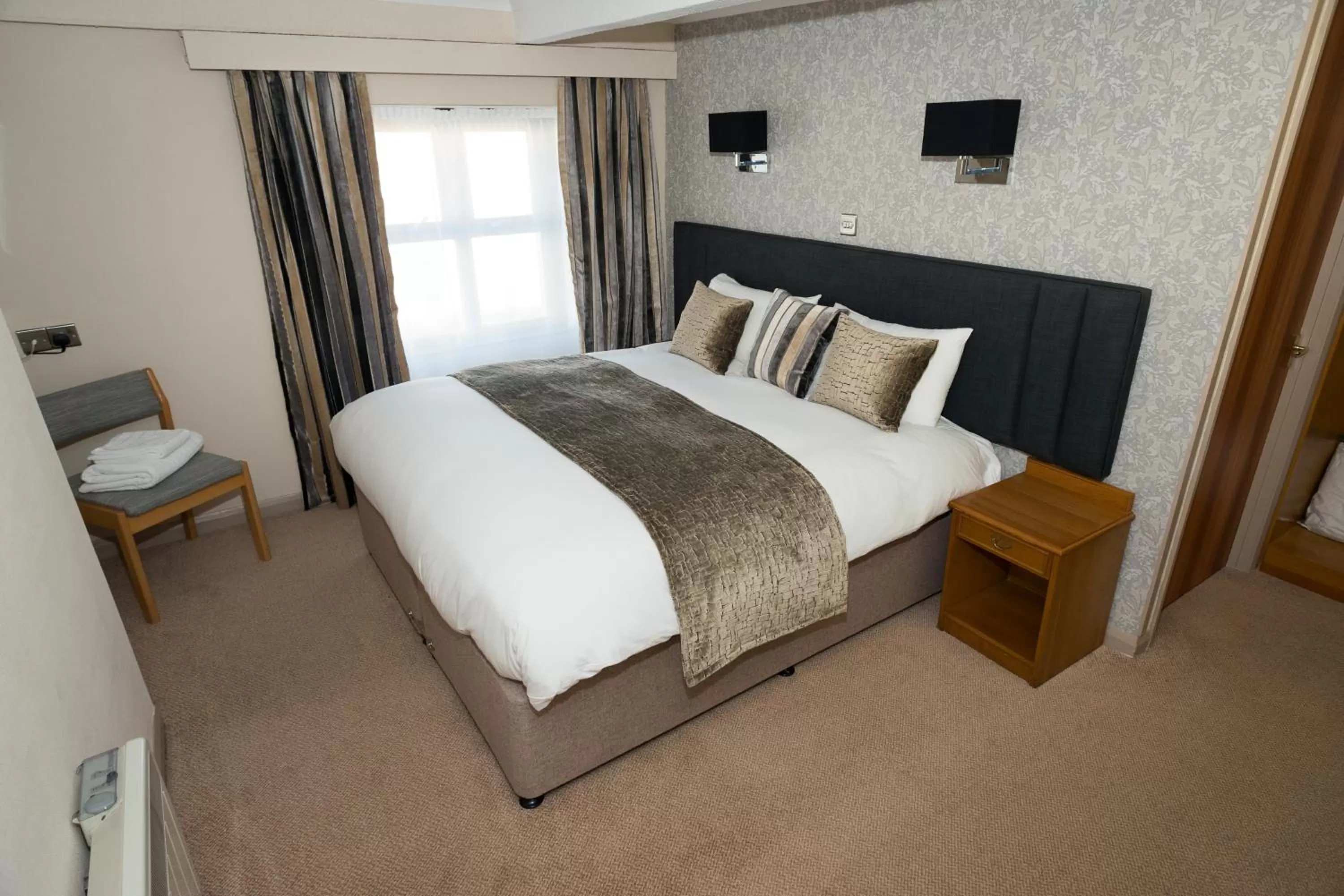 Bedroom, Bed in Falcon Hotel