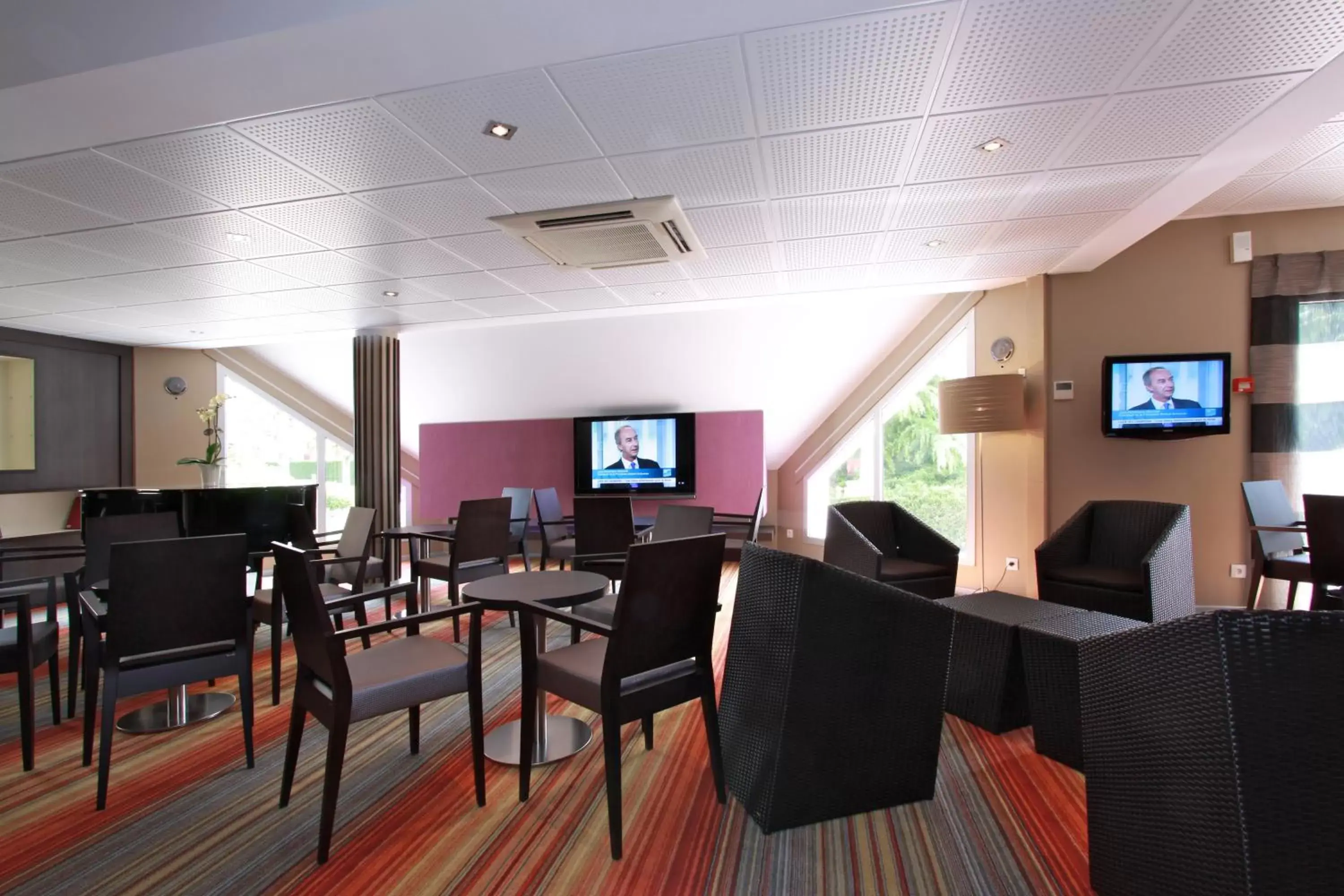 Lounge or bar in Mercure Hexagone Luxeuil Lounge or bar in Mercure Hexagone Luxeuil