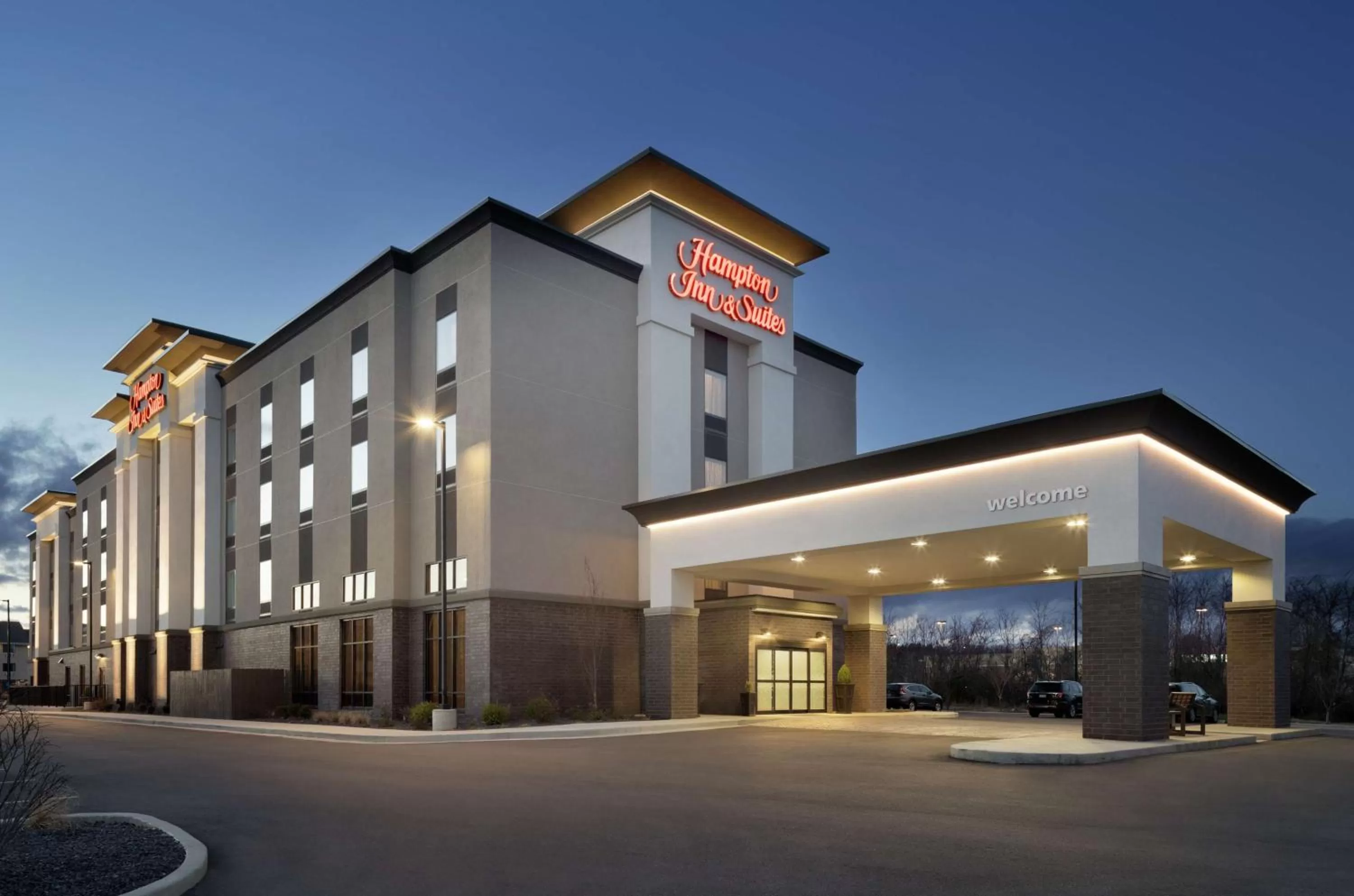 Property building in Hampton Inn & Suites St. Louis/Alton, IL