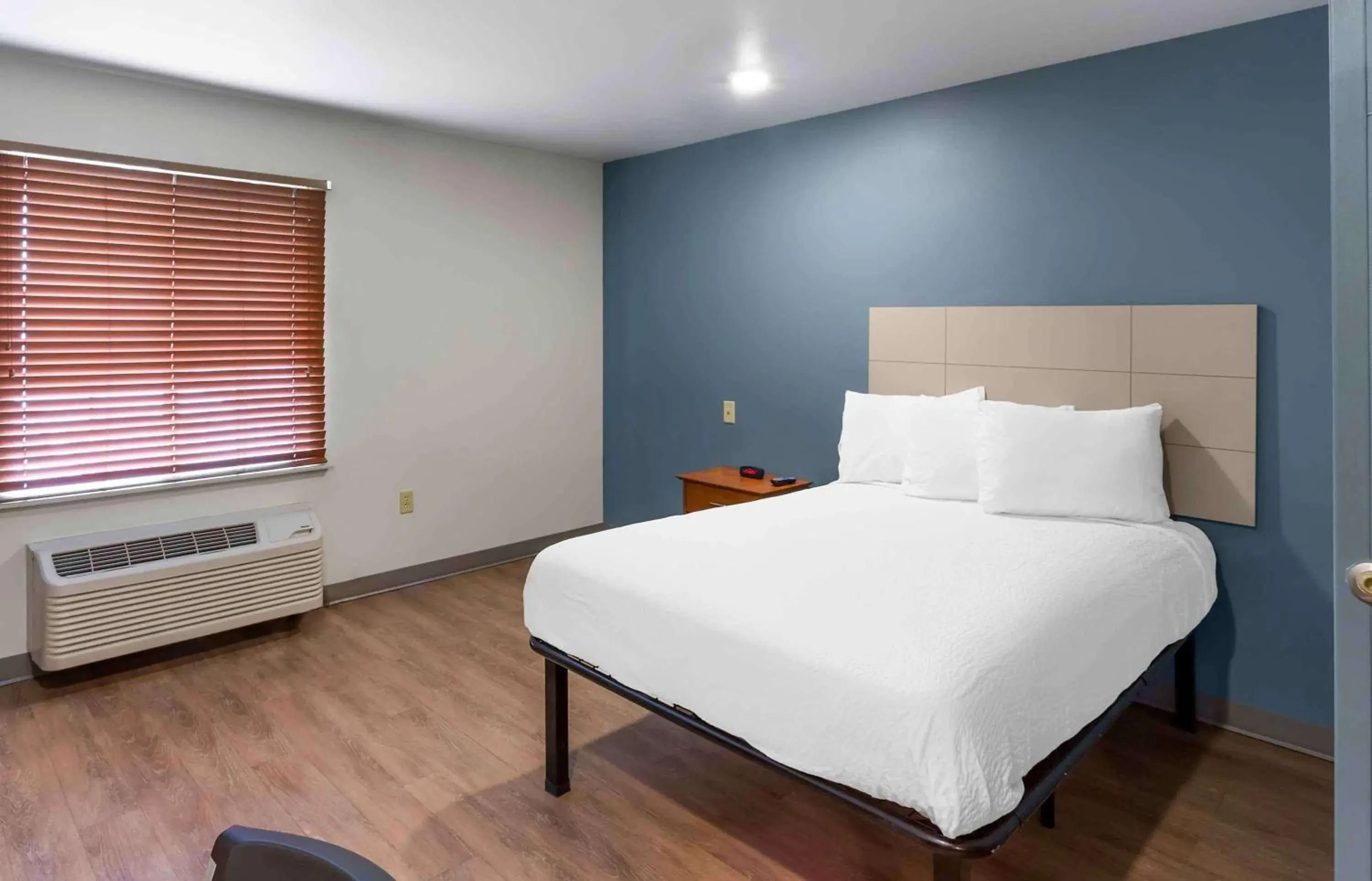 Bedroom, Bed in Extended Stay America Select Suites - Ogden