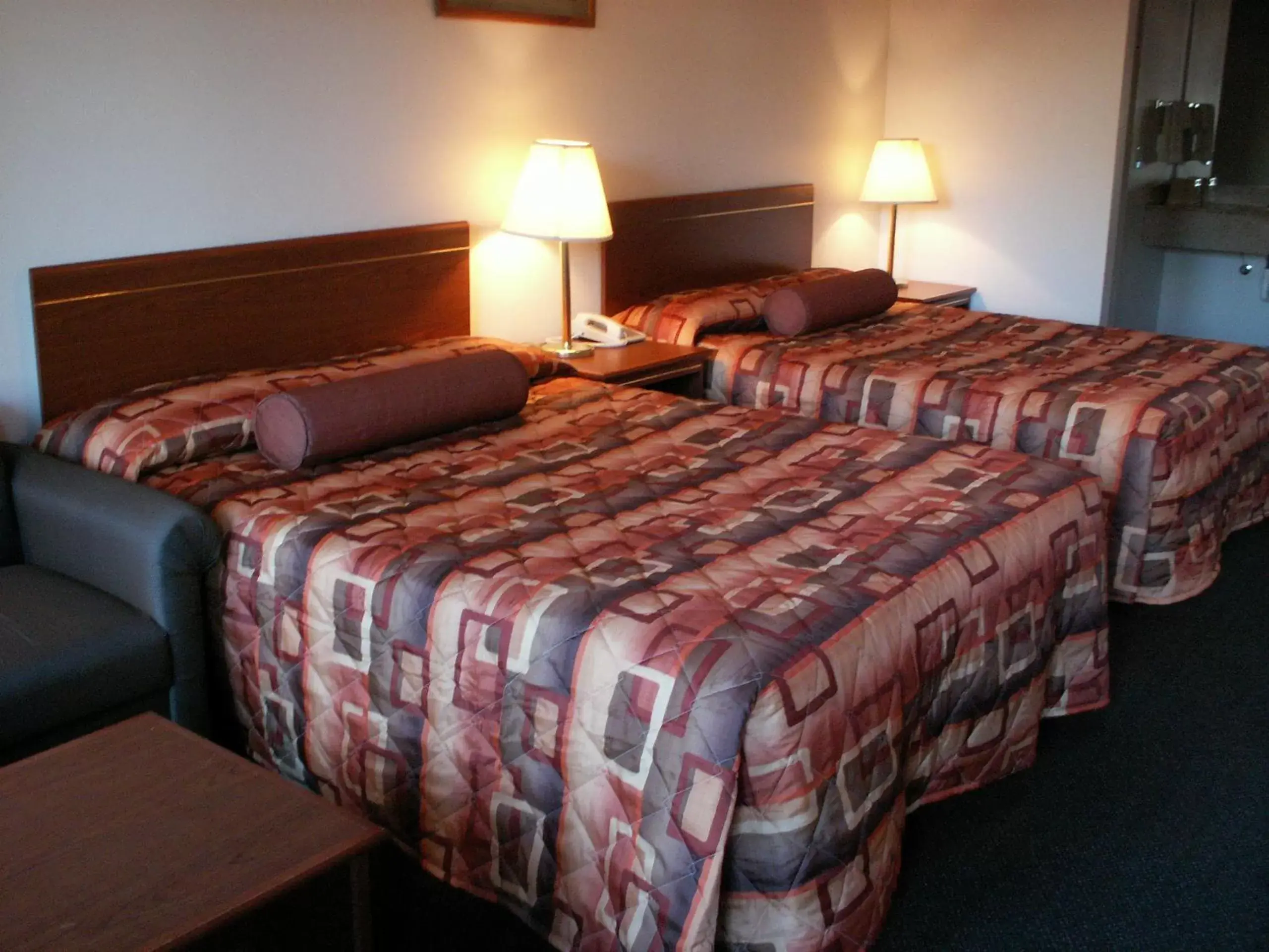 Bed in Express Inn & Suites Eugene